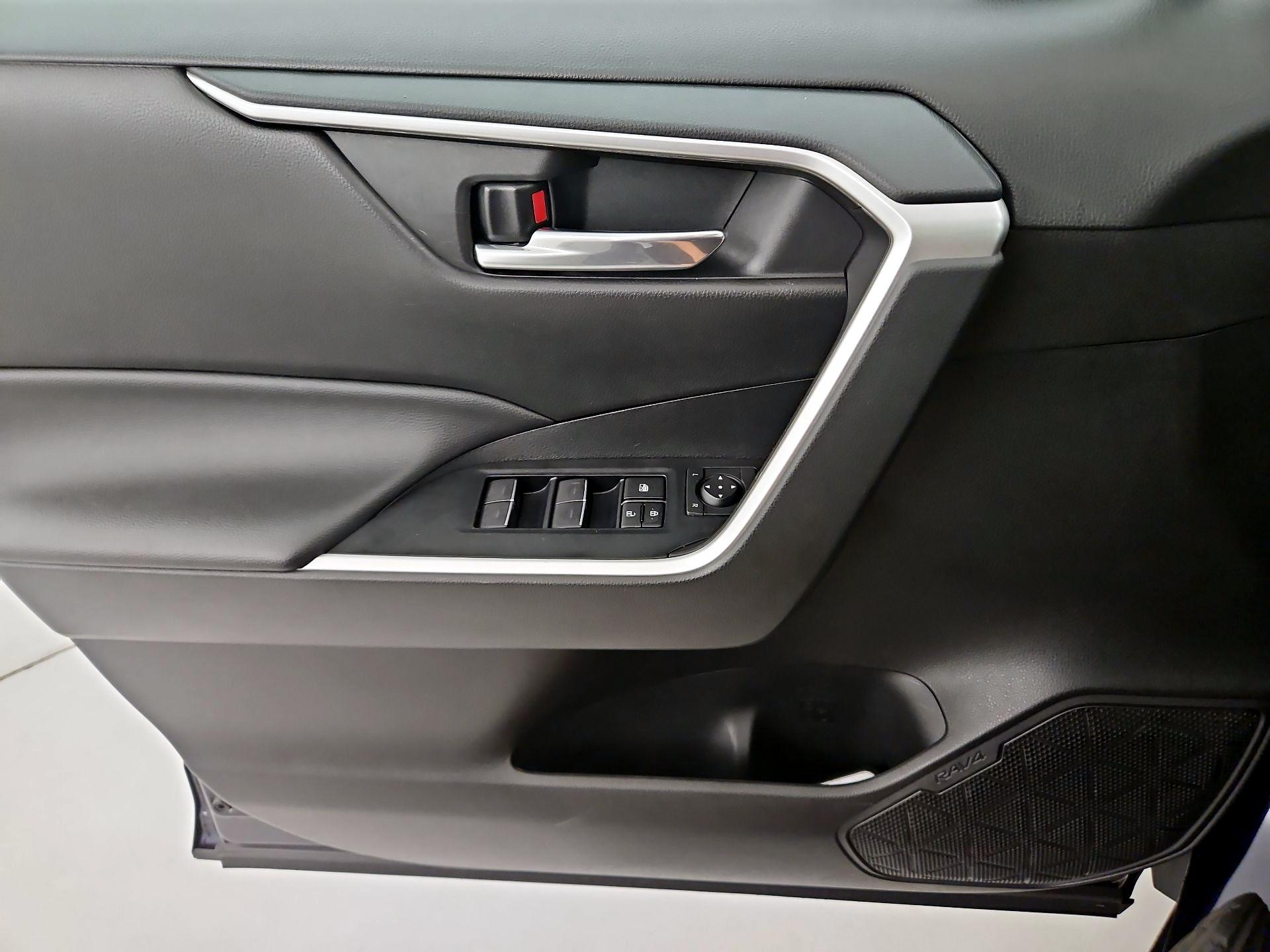 Thumbnail: 2022 Toyota RAV4 - 12