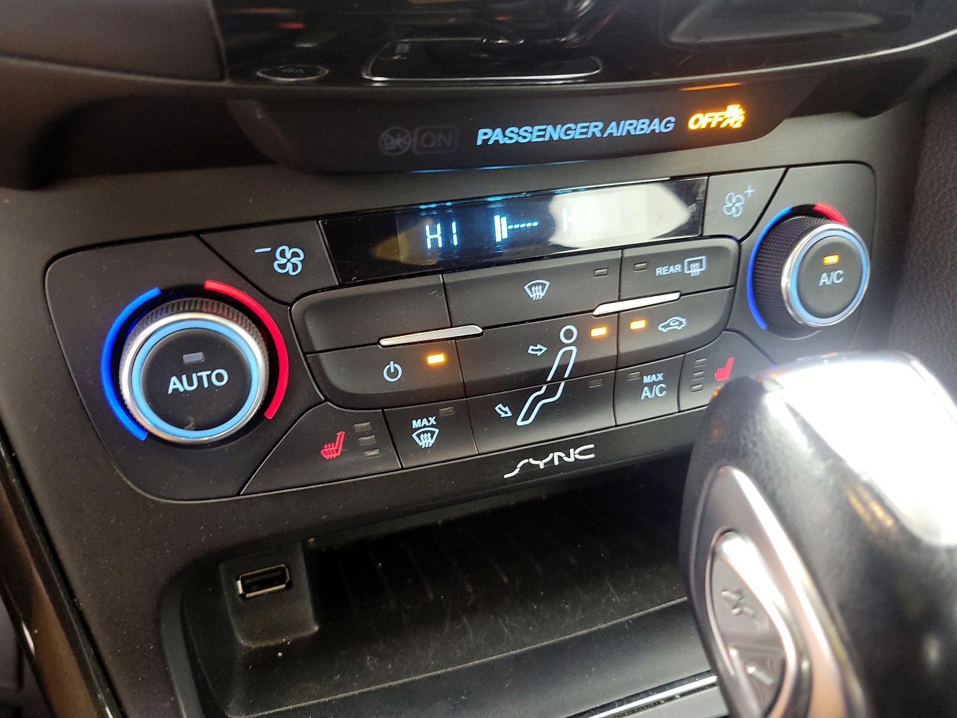 Thumbnail: 2015 Ford Focus - 16