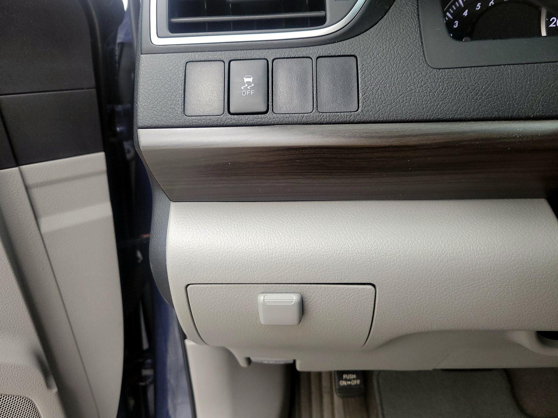Thumbnail: 2015 Toyota Camry - 13