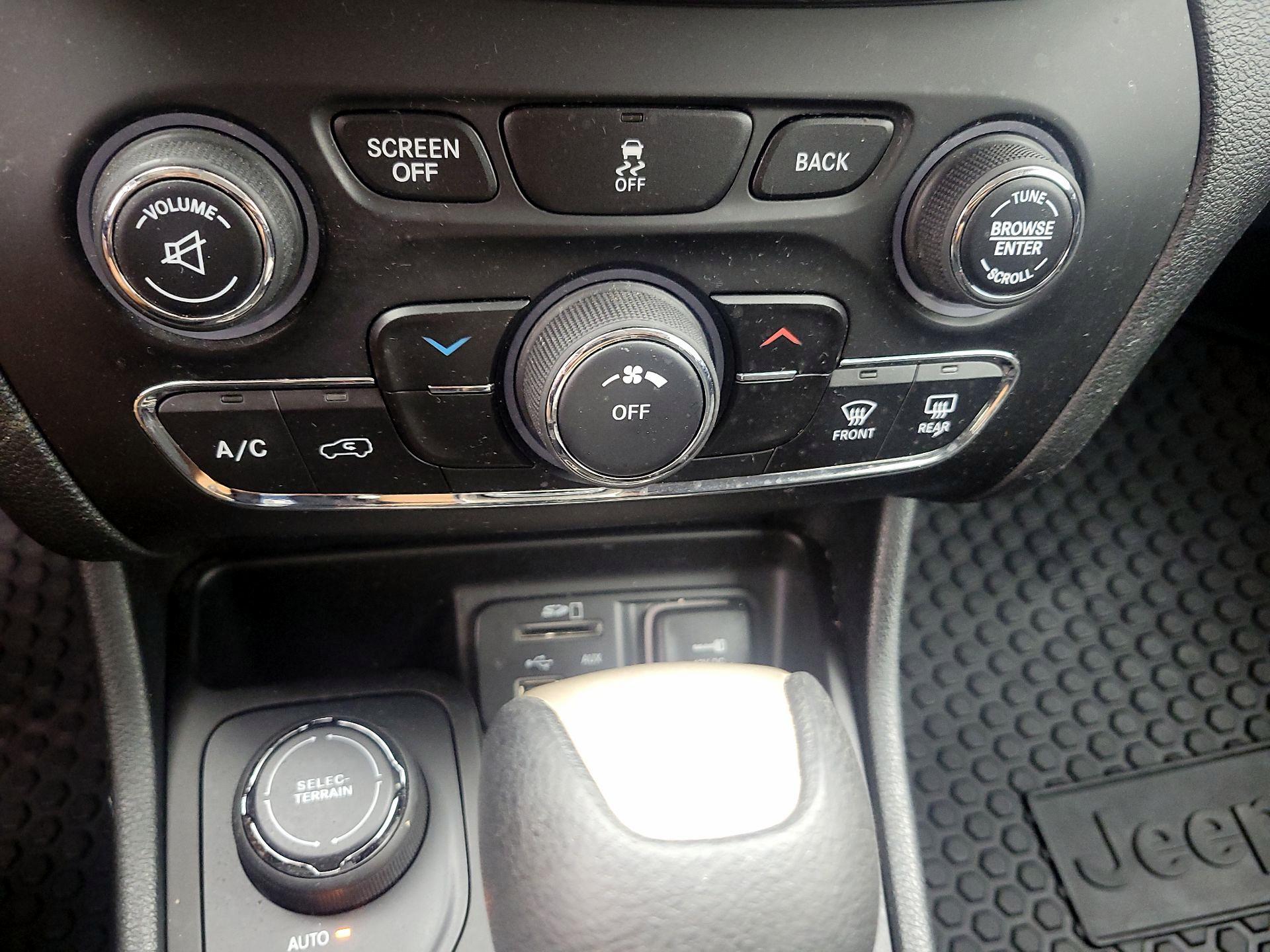 Thumbnail: 2016 Jeep Cherokee - 16