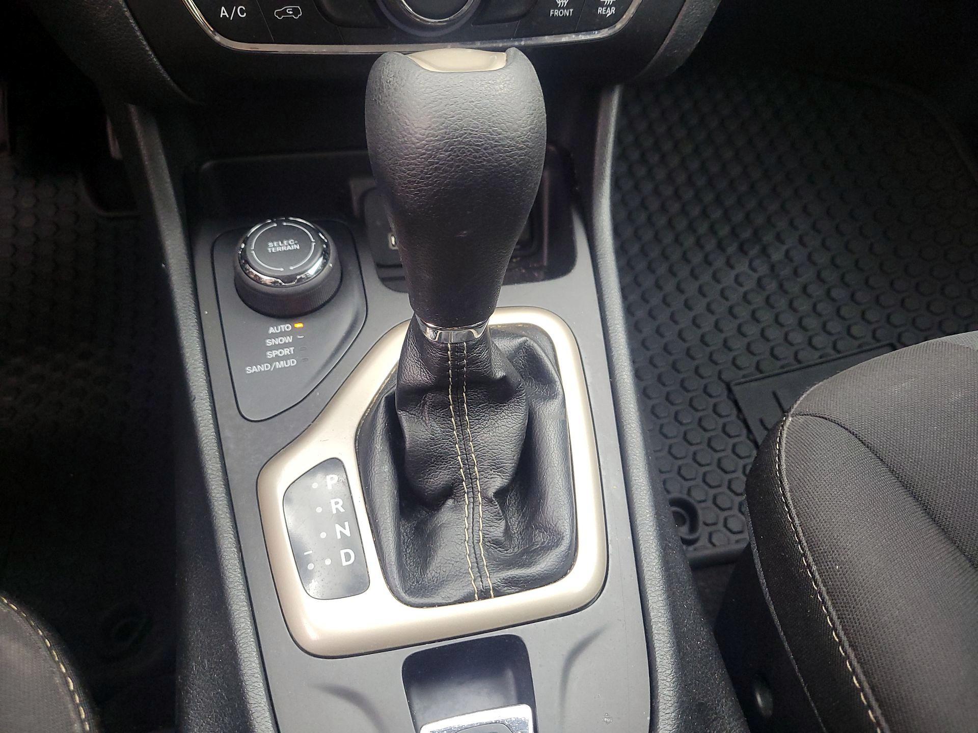 Thumbnail: 2016 Jeep Cherokee - 17