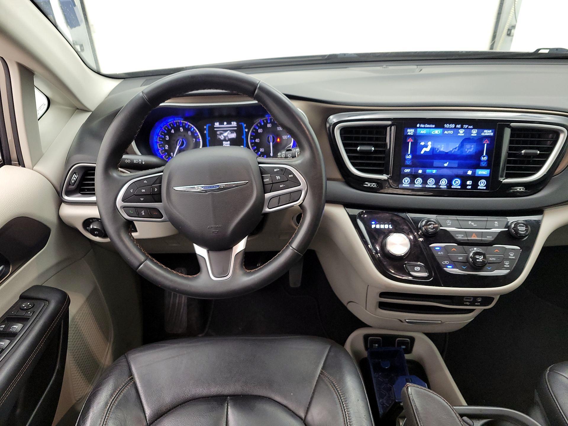 Thumbnail: 2017 Chrysler Pacifica - 10