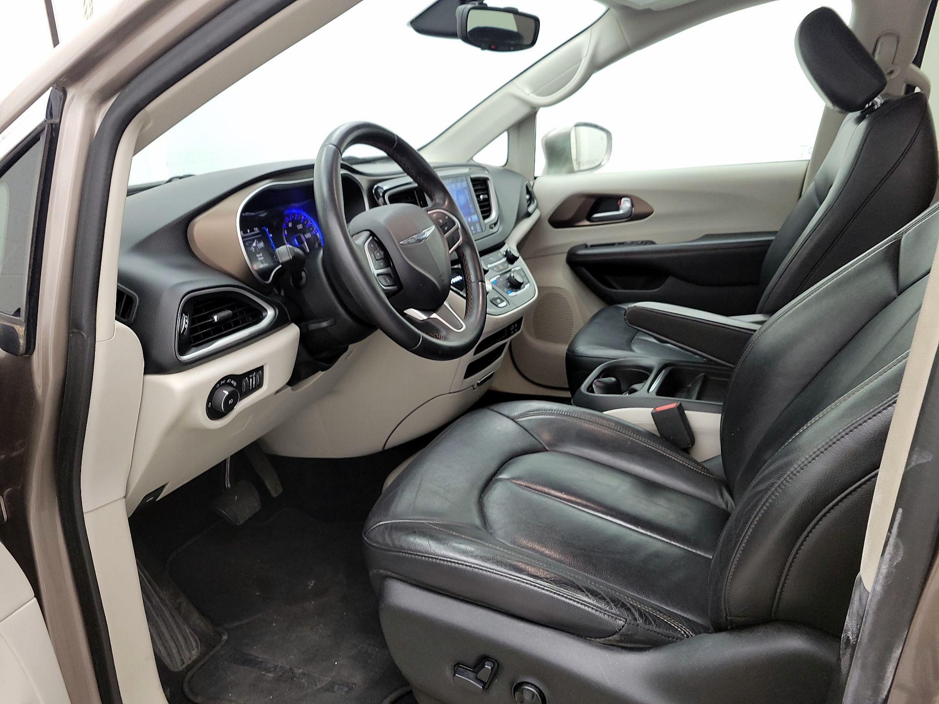 Thumbnail: 2017 Chrysler Pacifica - 11