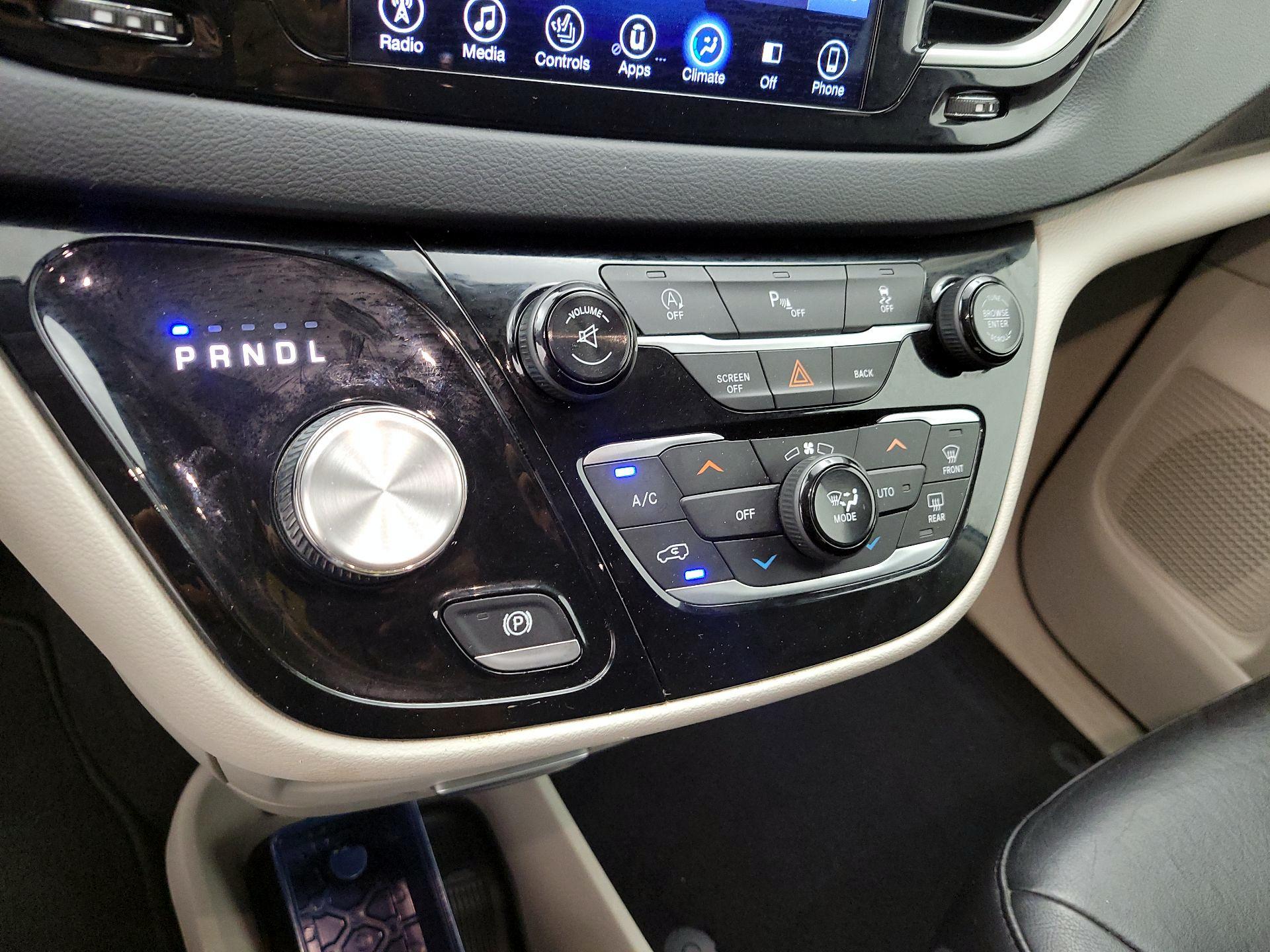 Thumbnail: 2017 Chrysler Pacifica - 17