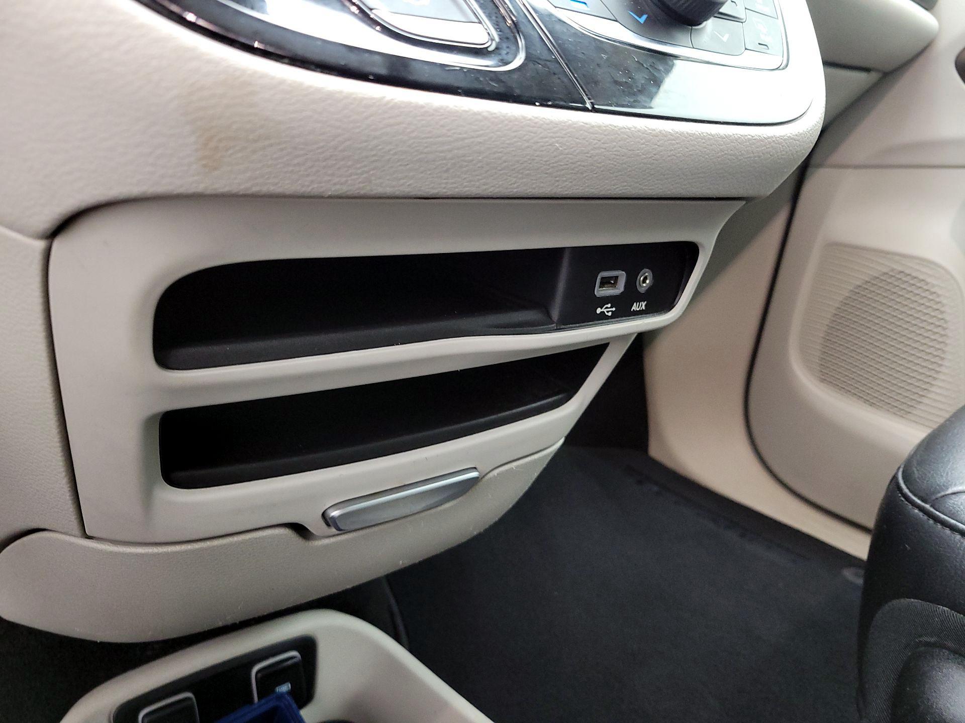 Thumbnail: 2017 Chrysler Pacifica - 18