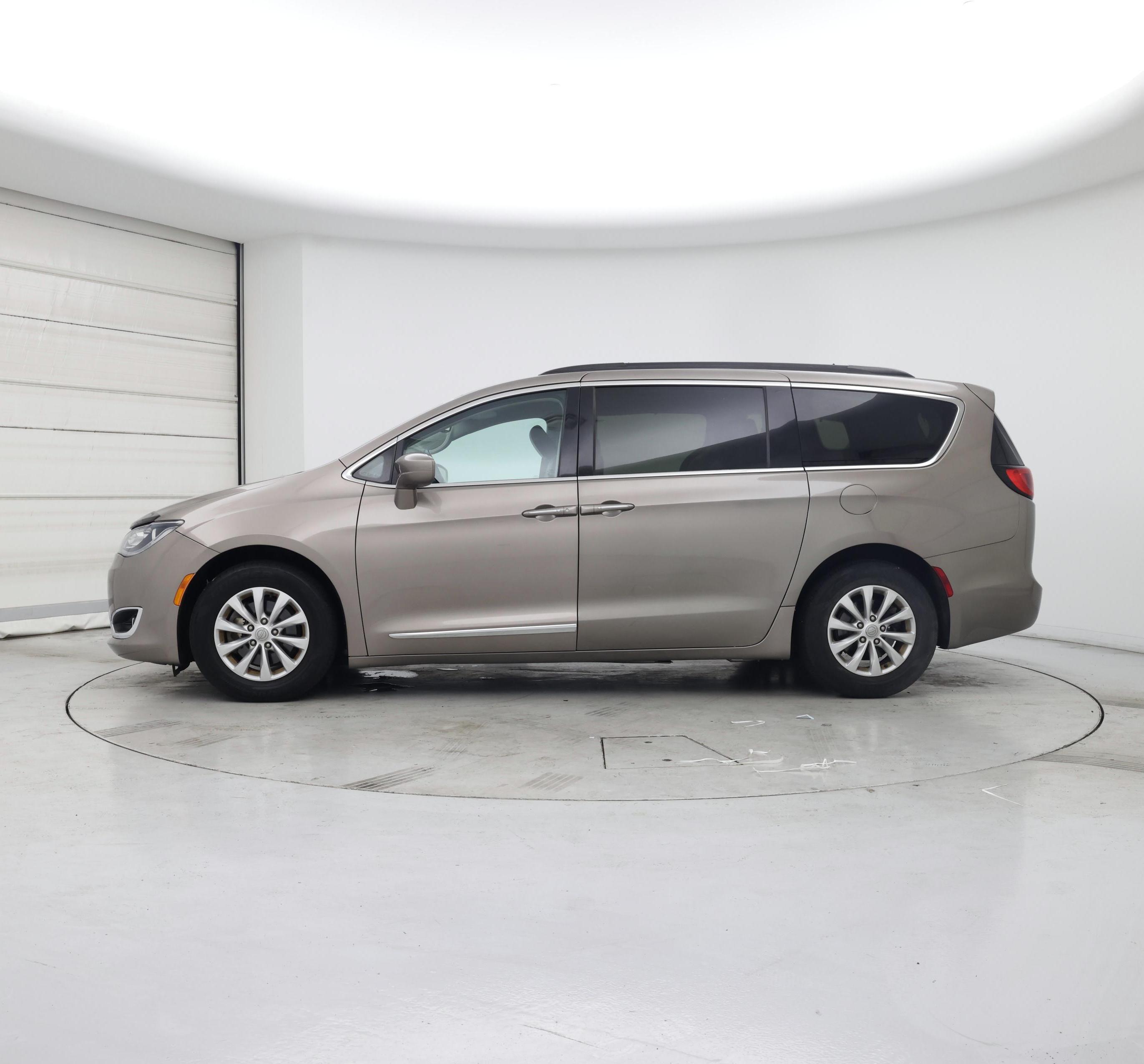 Thumbnail: 2017 Chrysler Pacifica - 3