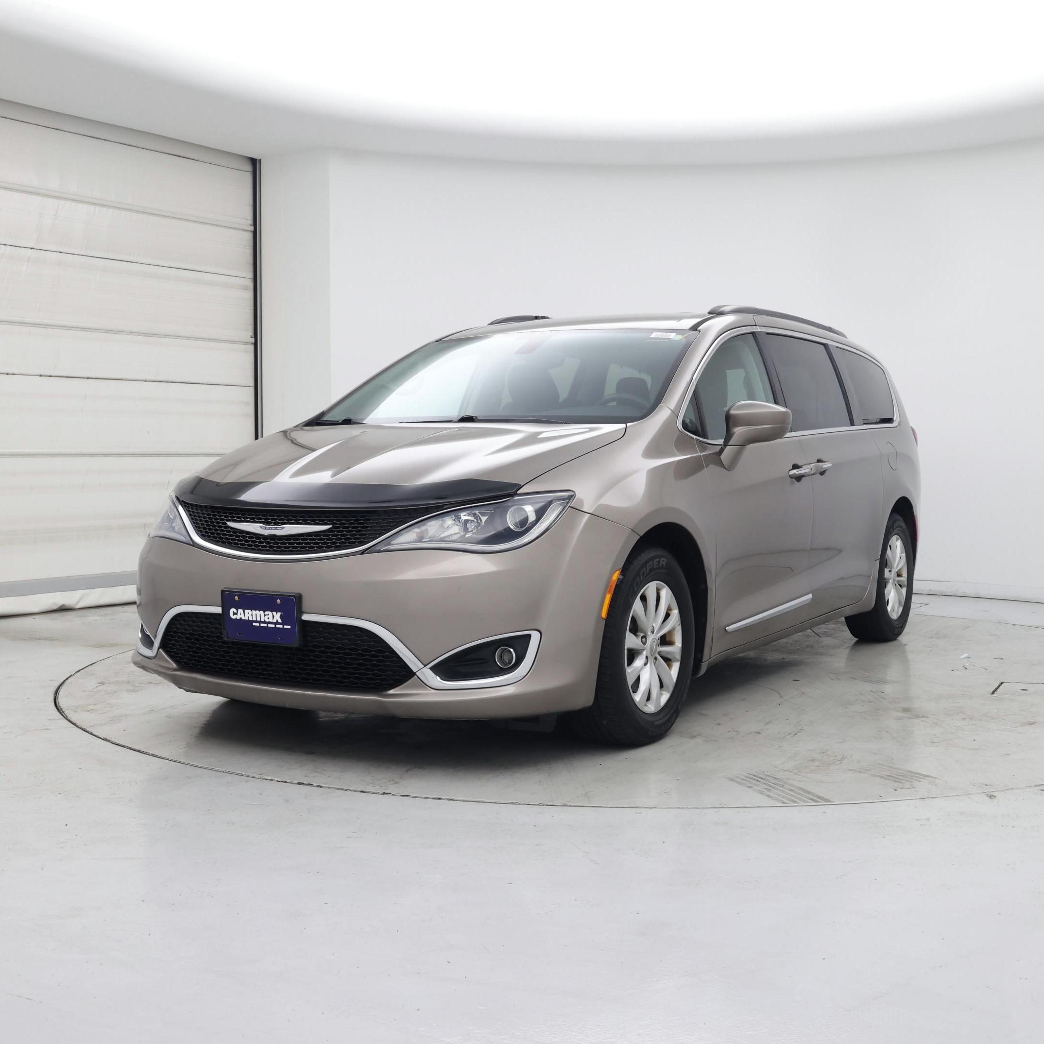 Thumbnail: 2017 Chrysler Pacifica - 4
