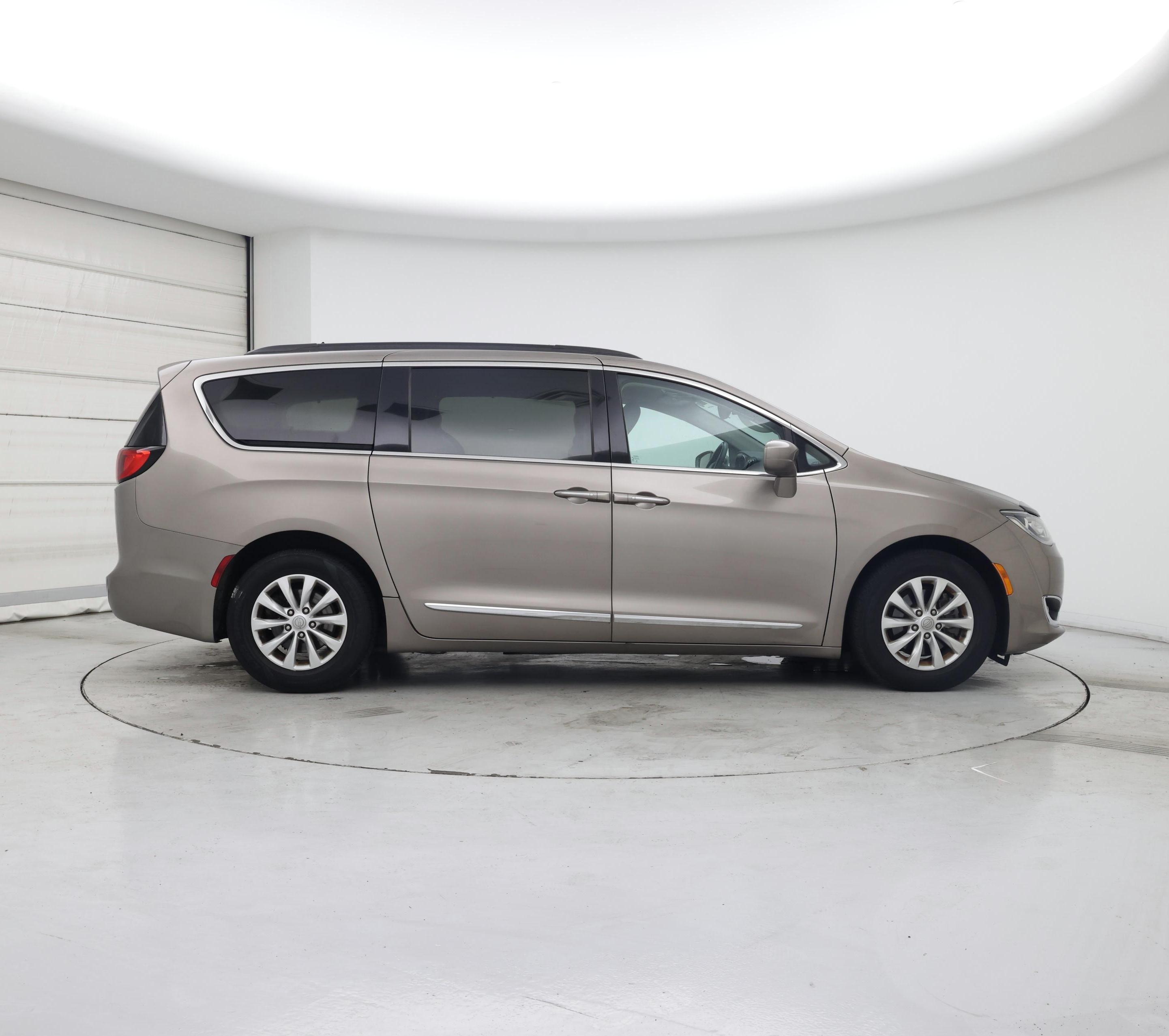 Thumbnail: 2017 Chrysler Pacifica - 7