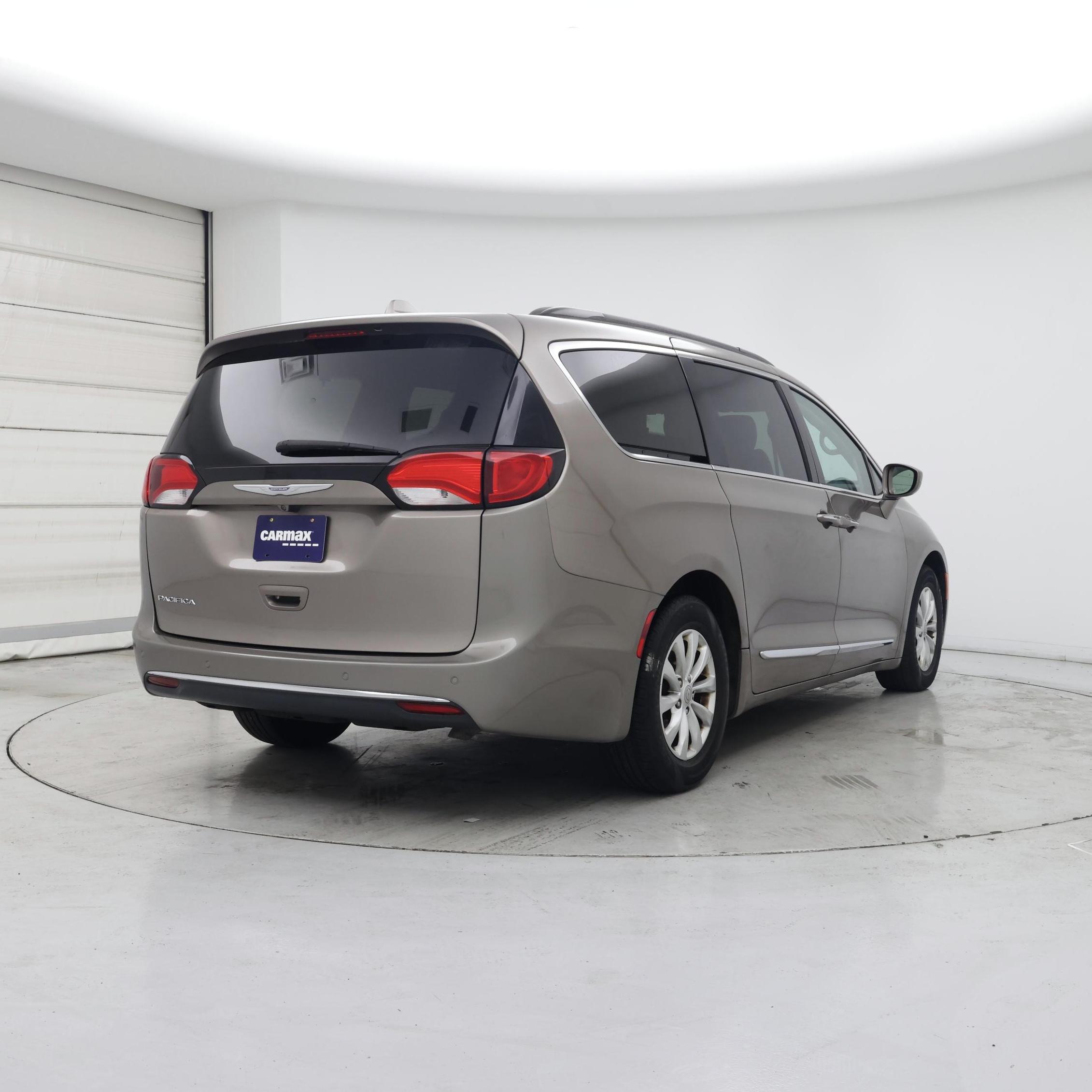 Thumbnail: 2017 Chrysler Pacifica - 8