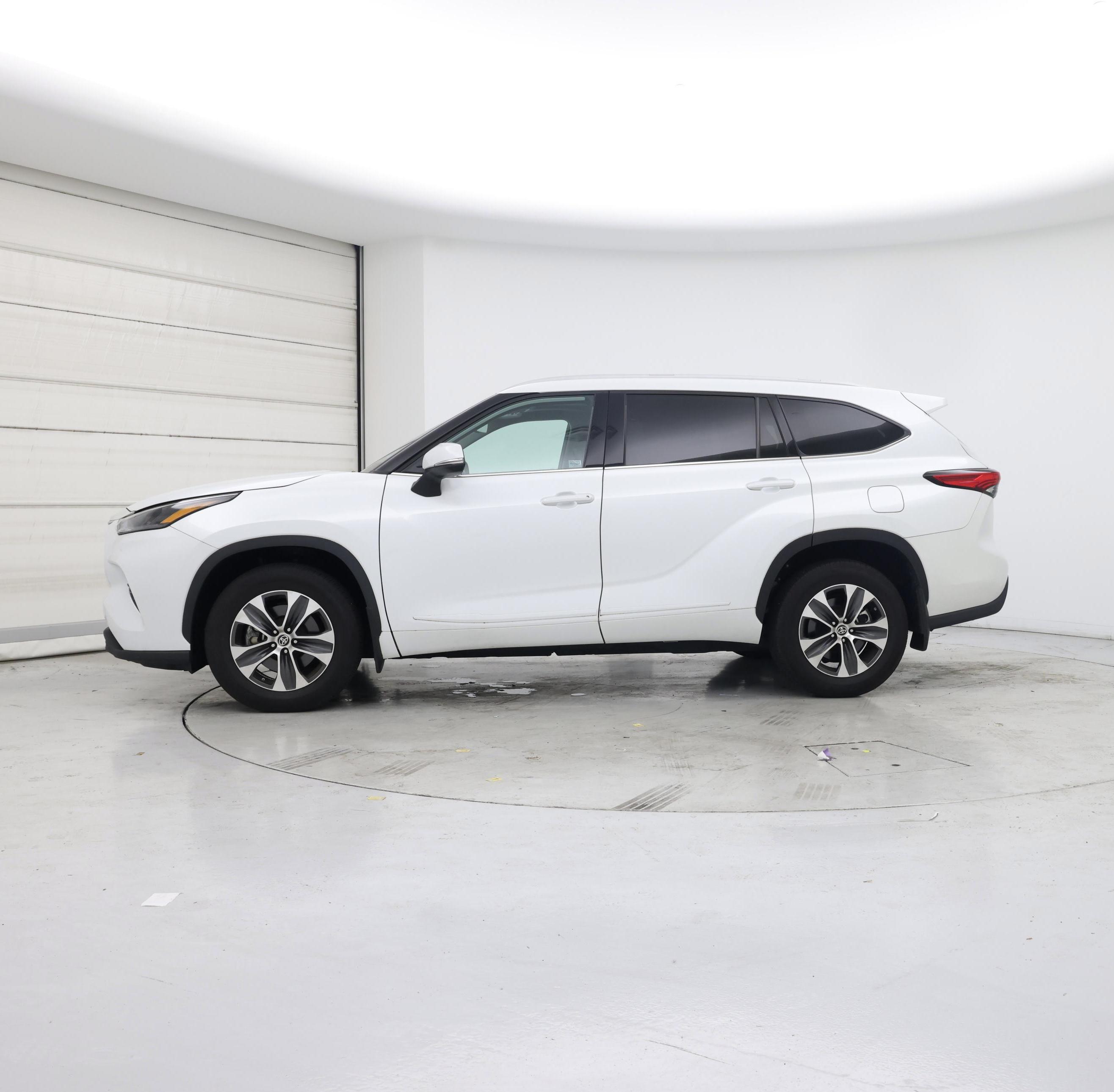 Thumbnail: 2022 Toyota Highlander - 3