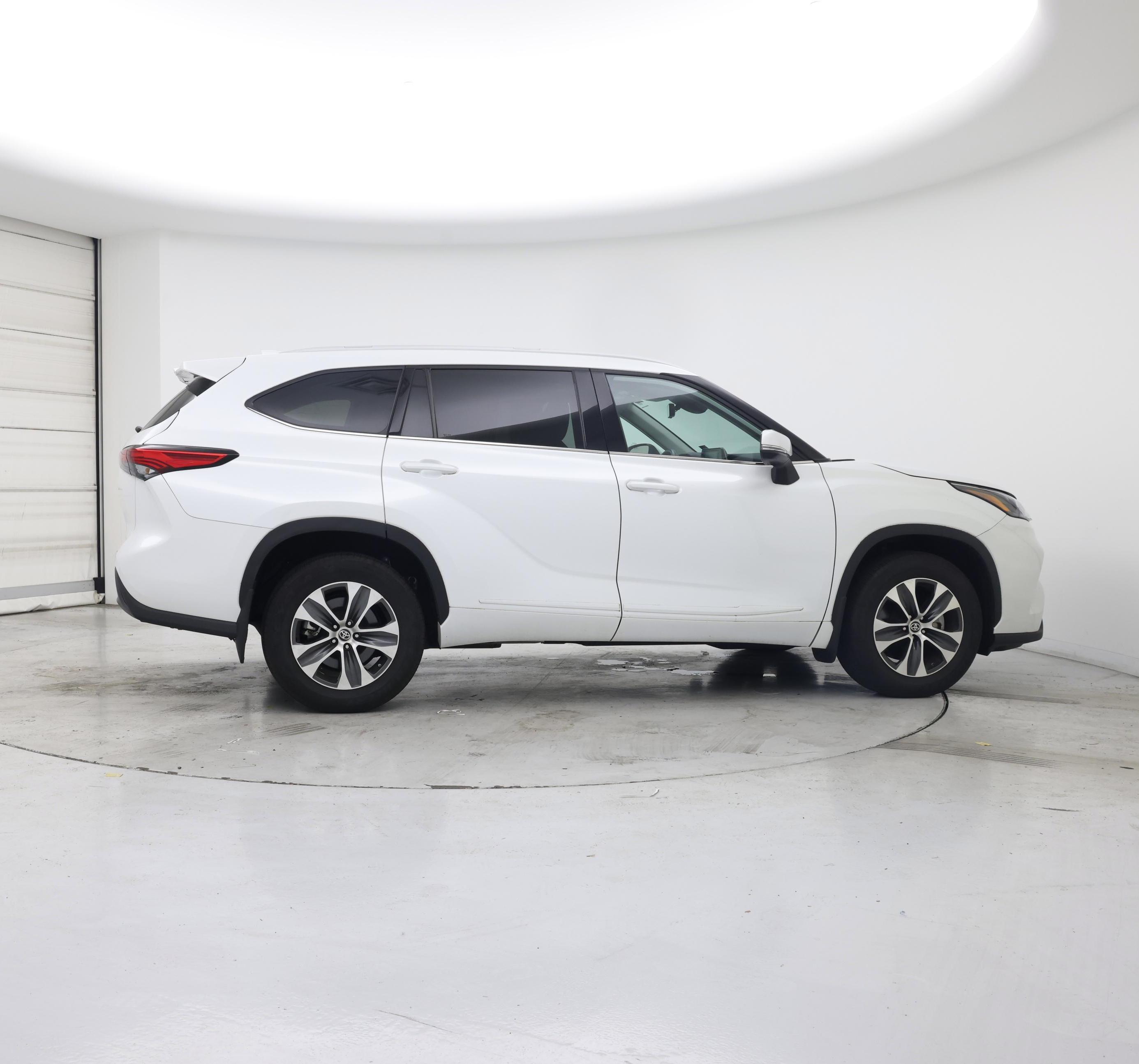 Thumbnail: 2022 Toyota Highlander - 7