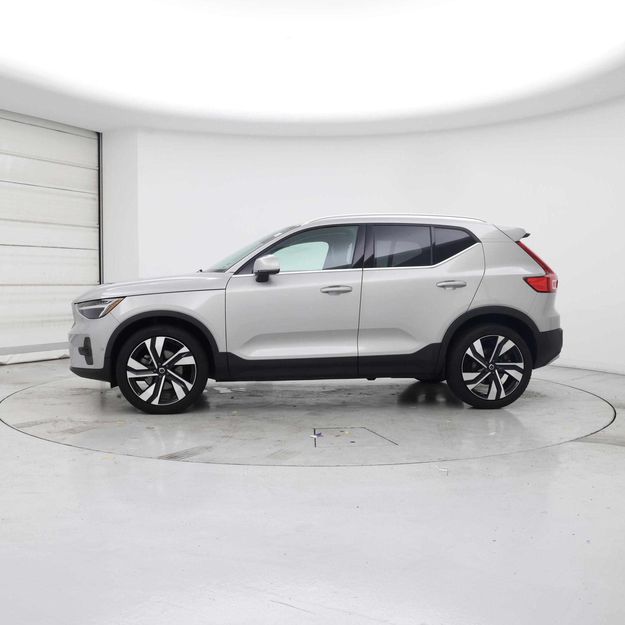 Thumbnail: 2023 Volvo XC40 - 3