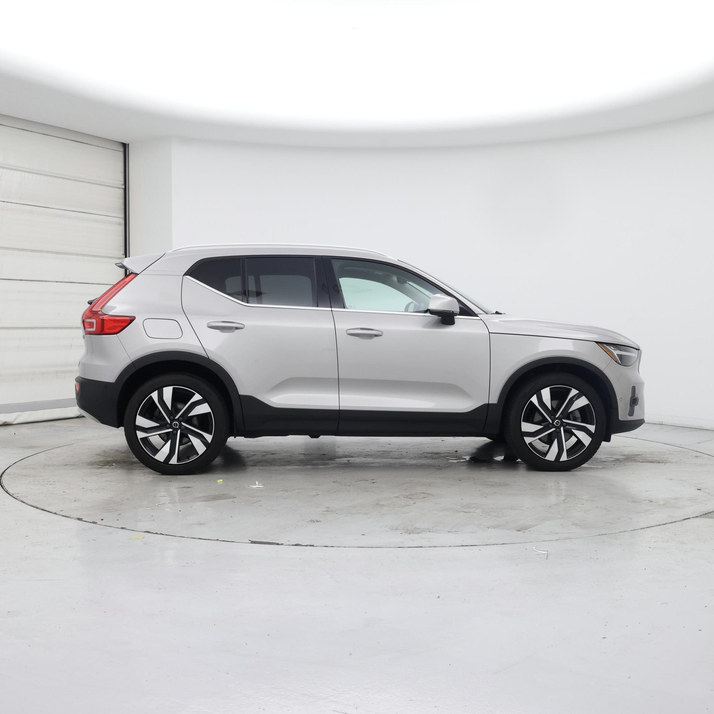Thumbnail: 2023 Volvo XC40 - 7