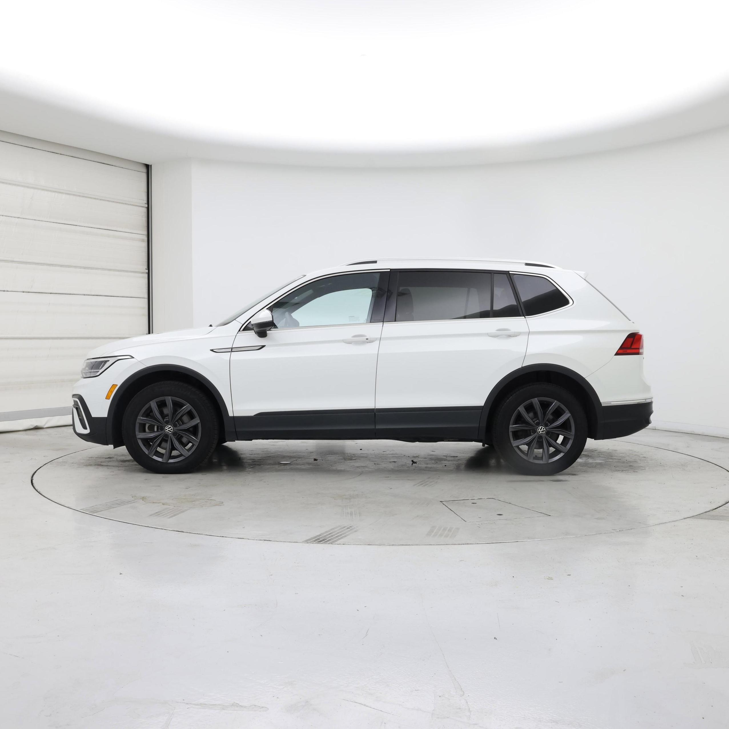 Thumbnail: 2023 Volkswagen Tiguan - 3