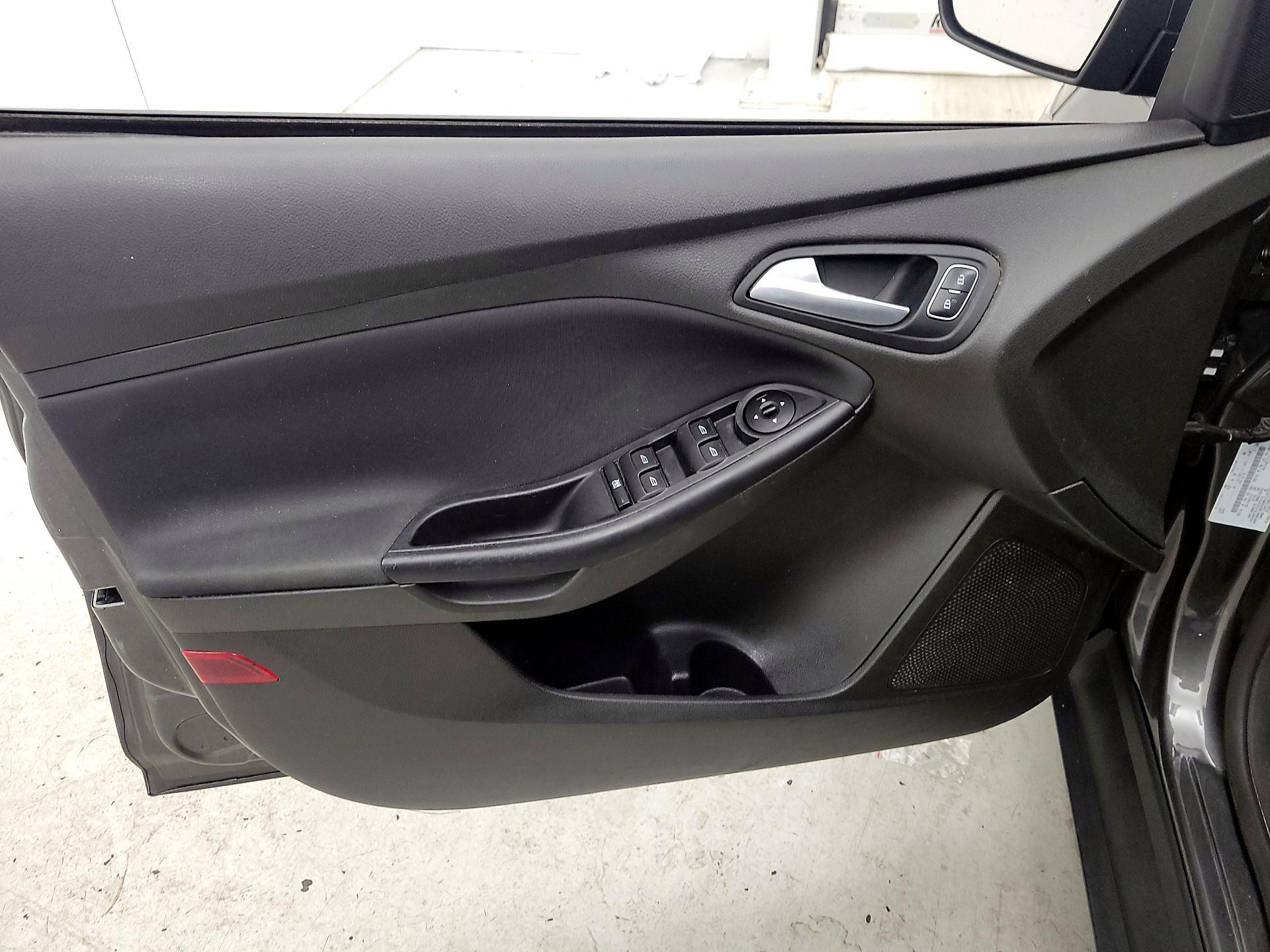 Thumbnail: 2016 Ford Focus - 12