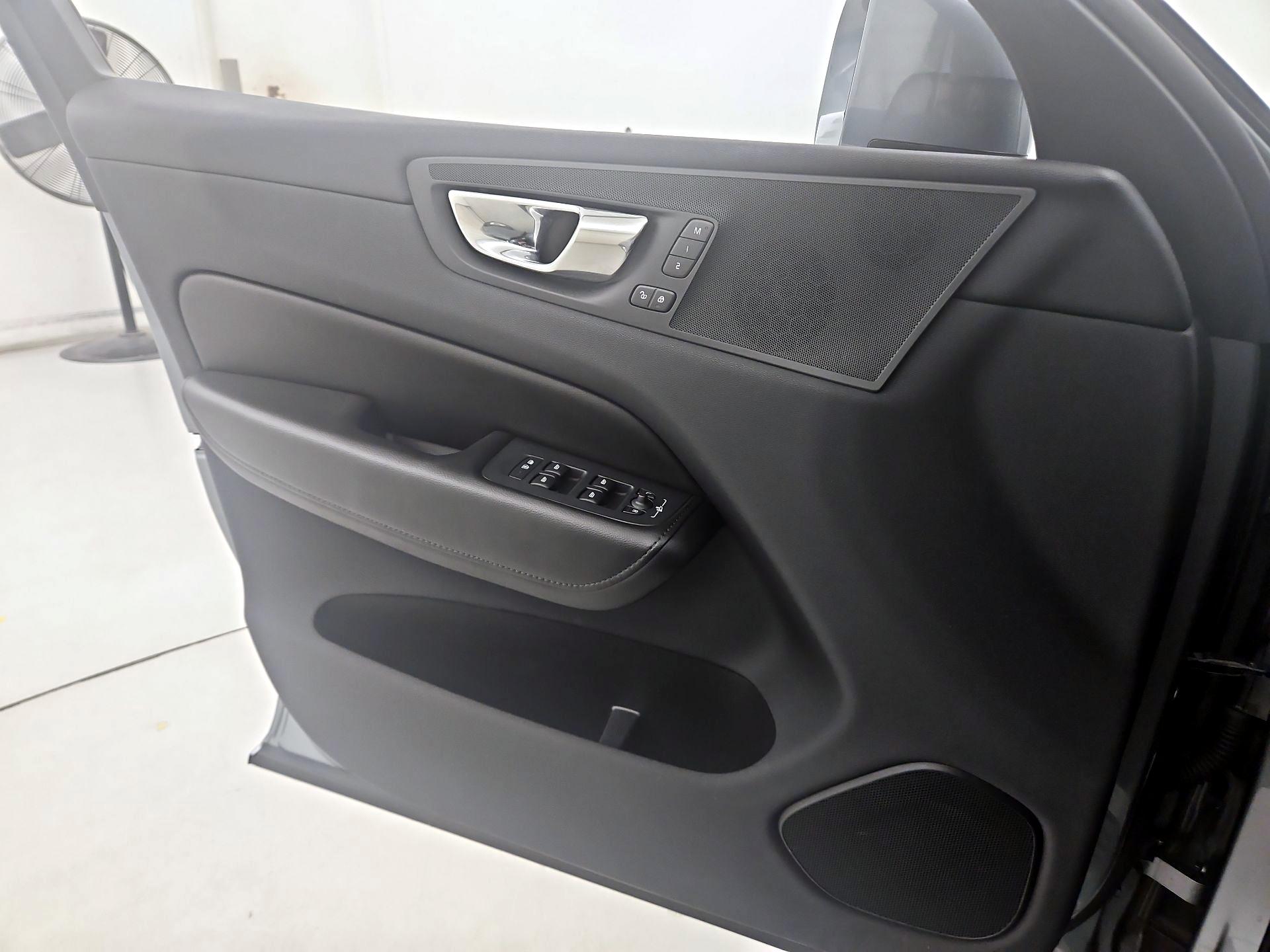 Thumbnail: 2019 Volvo XC60 - 12