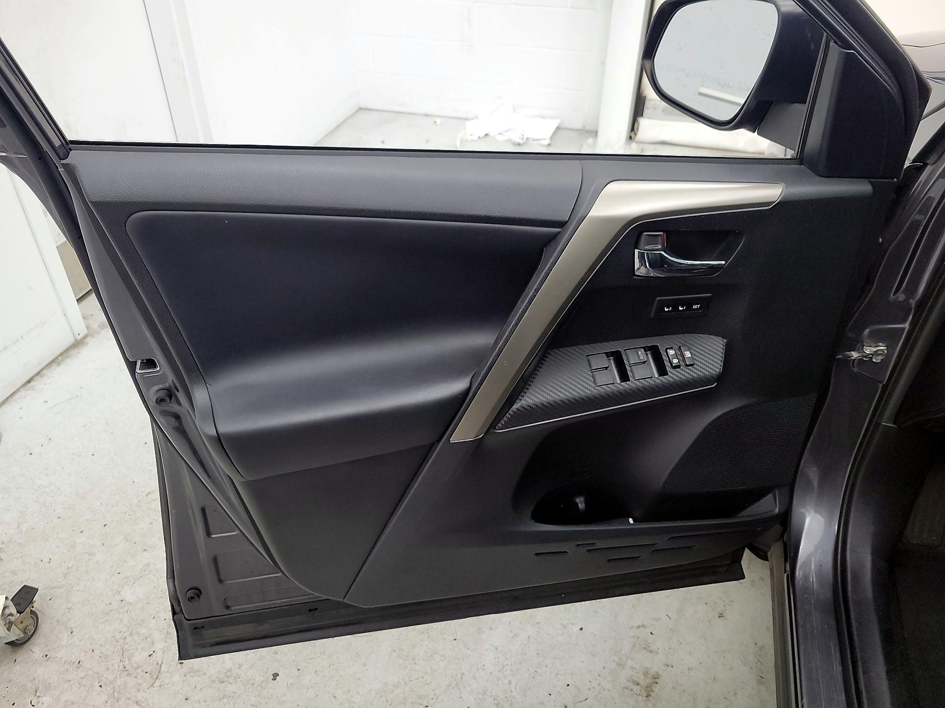 Thumbnail: 2015 Toyota RAV4 - 12