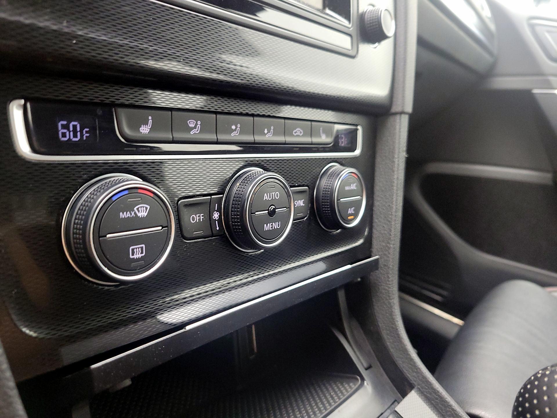 Thumbnail: 2015 Volkswagen Golf - 17