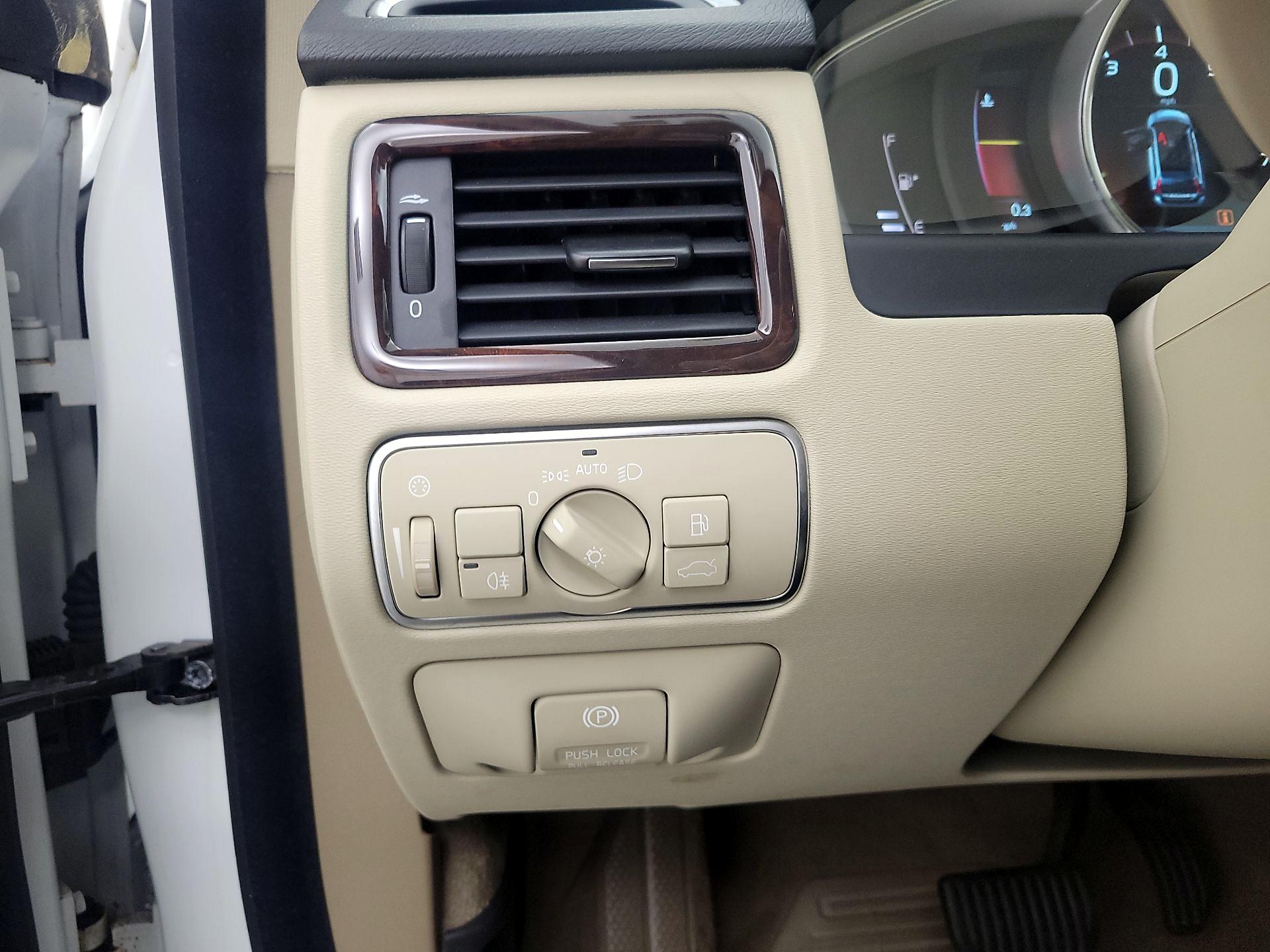 Thumbnail: 2015 Volvo XC70 - 13