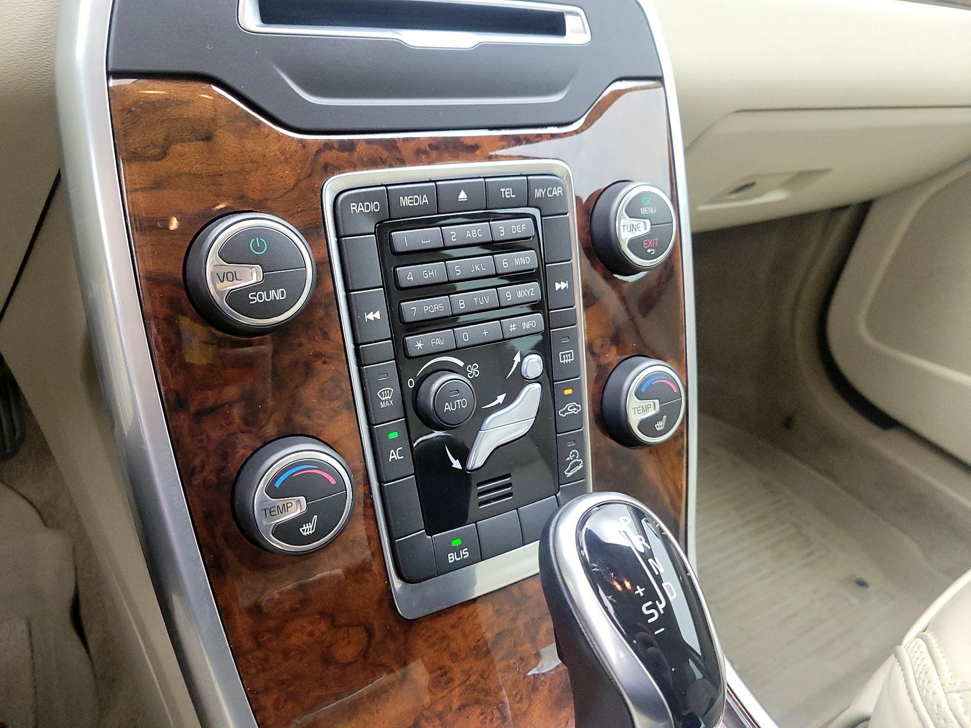 Thumbnail: 2015 Volvo XC70 - 15