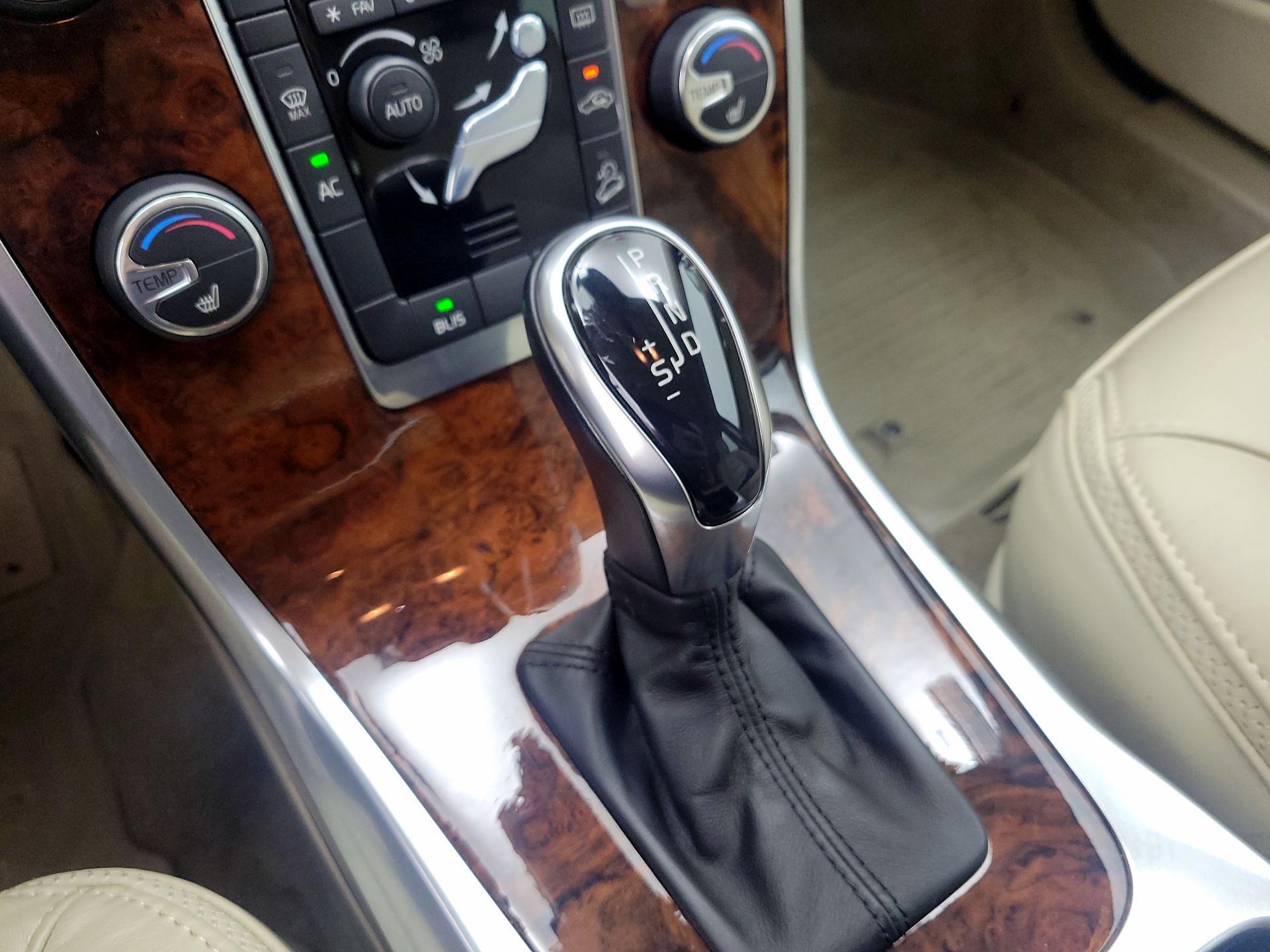 Thumbnail: 2015 Volvo XC70 - 16