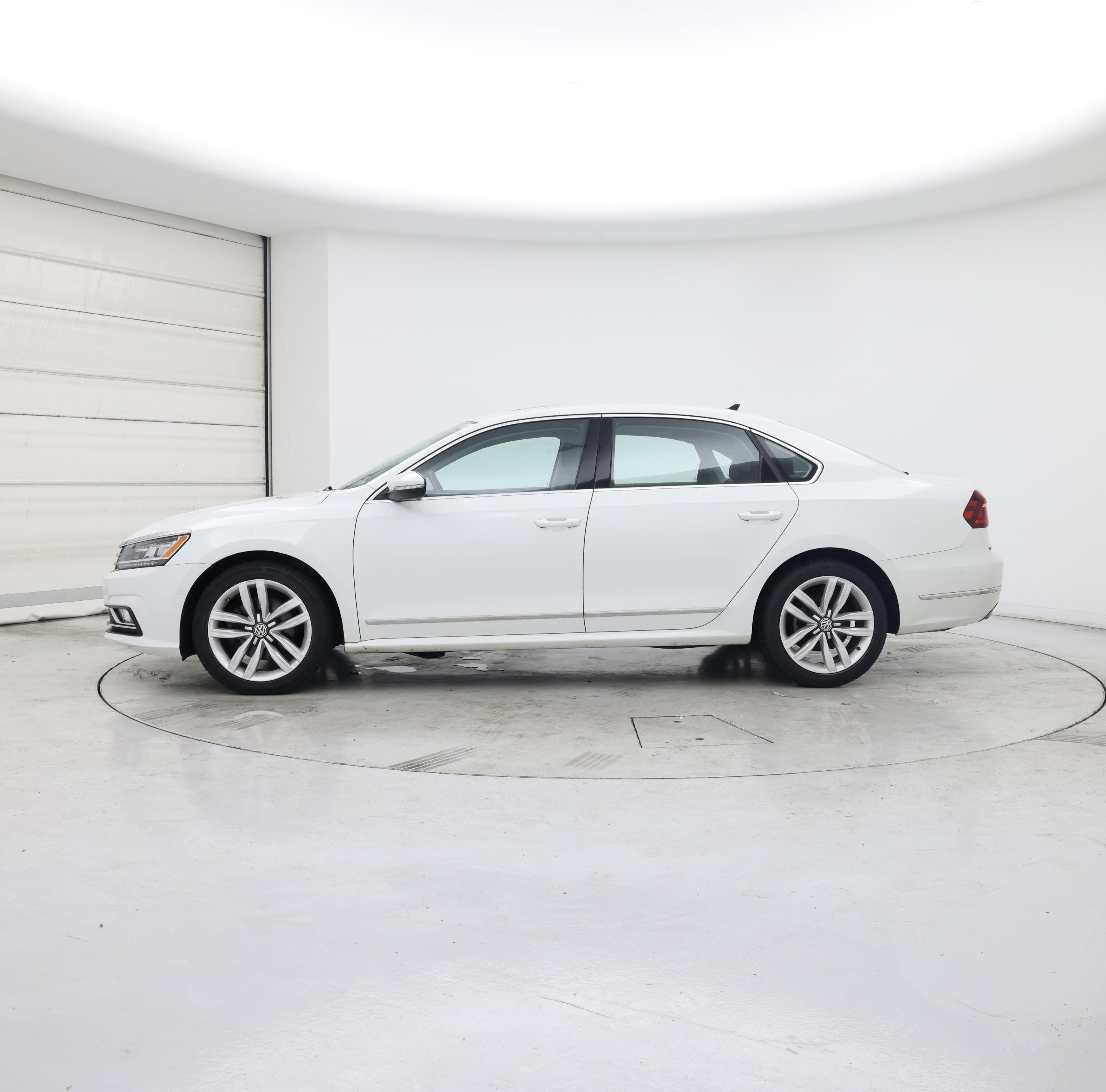 Thumbnail: 2017 Volkswagen Passat - 3