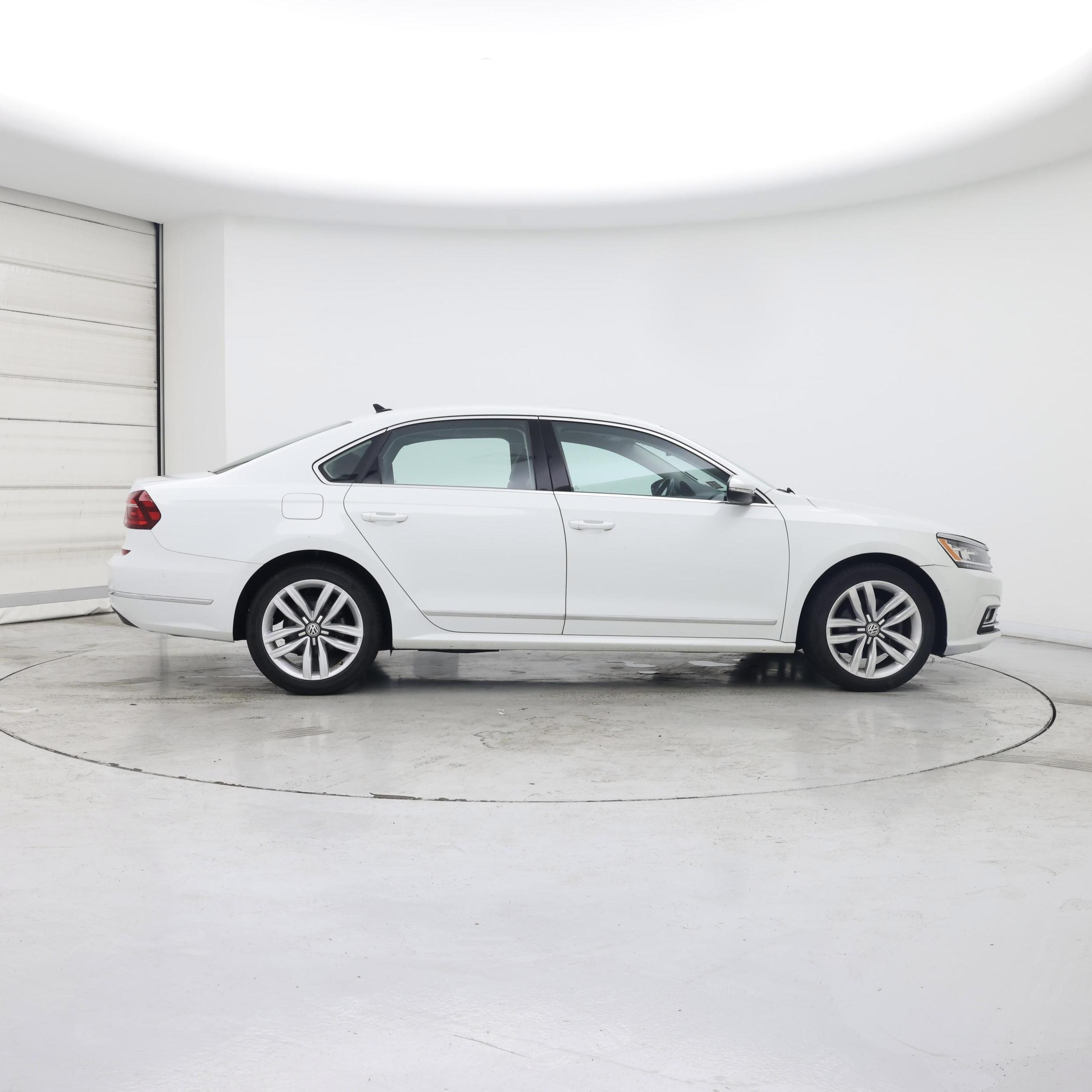 Thumbnail: 2017 Volkswagen Passat - 7