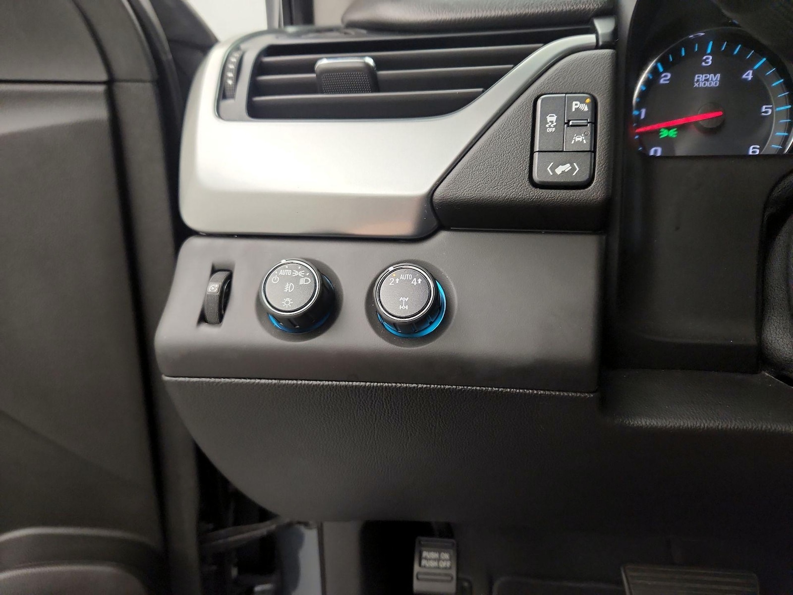 2019 Chevrolet Tahoe LT - Photo 14