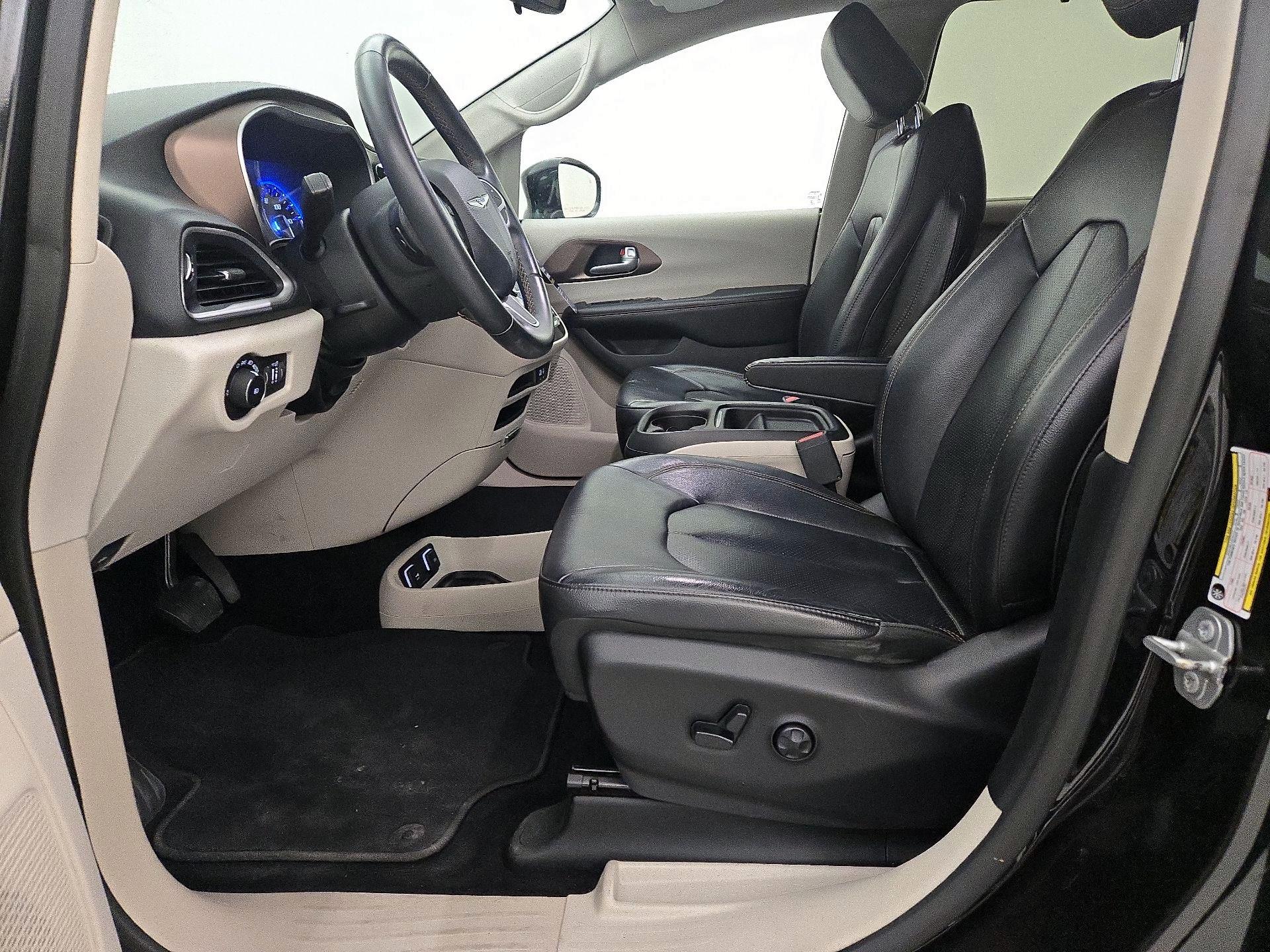 Thumbnail: 2018 Chrysler Pacifica - 11