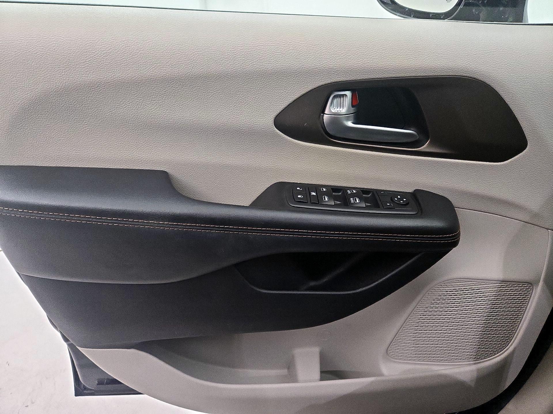 Thumbnail: 2018 Chrysler Pacifica - 12