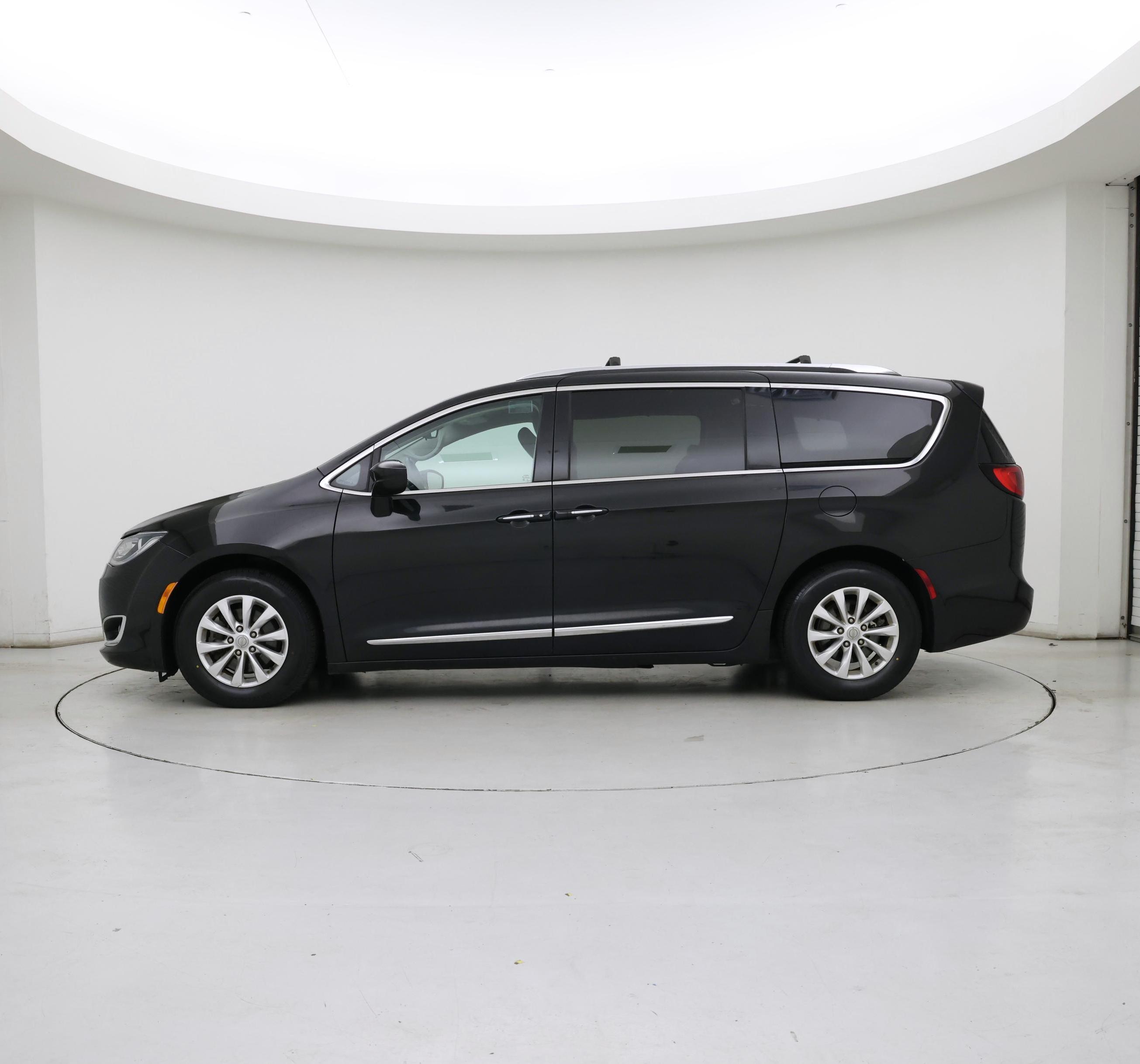 Thumbnail: 2018 Chrysler Pacifica - 3