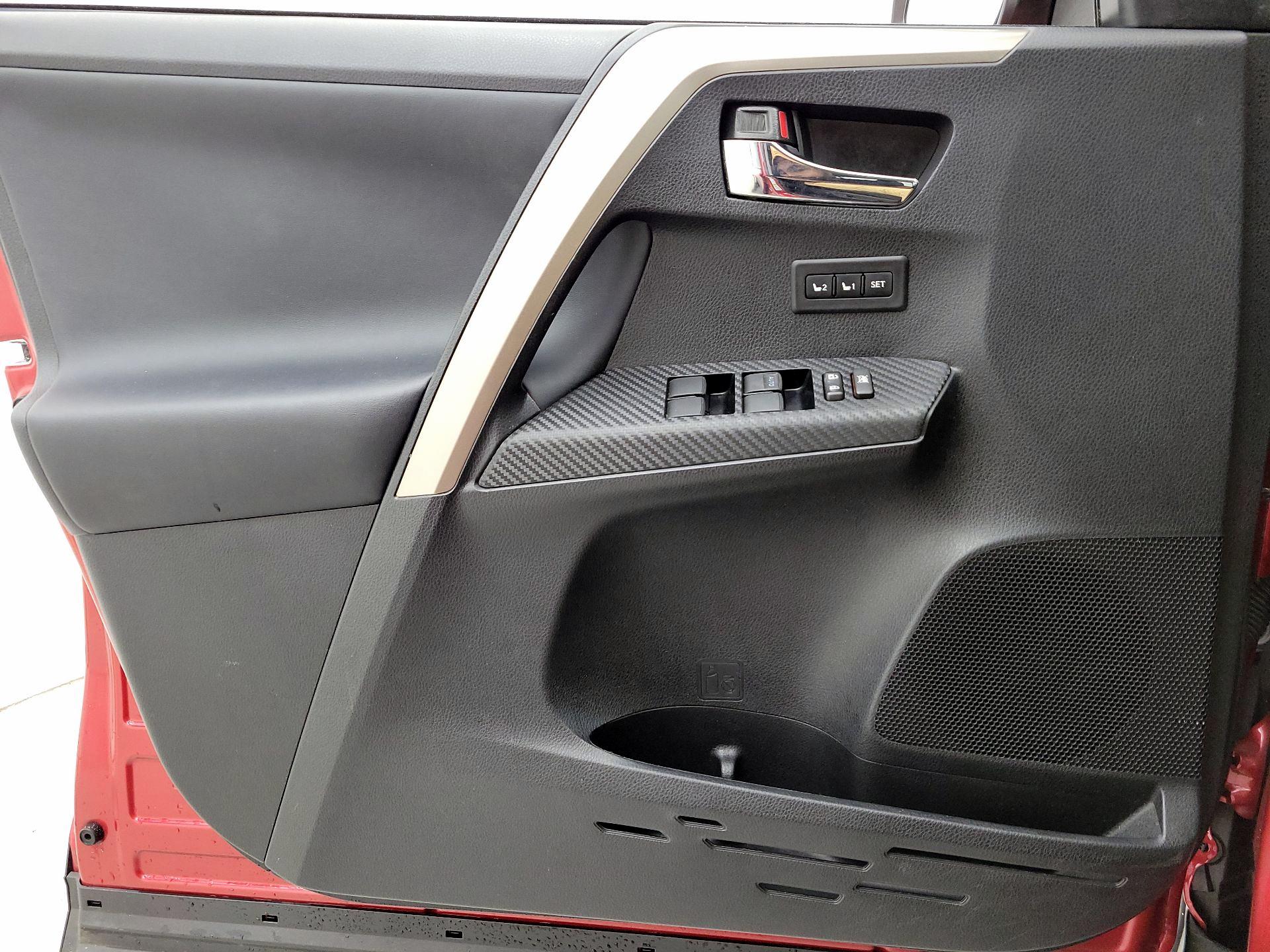 Thumbnail: 2015 Toyota RAV4 - 12