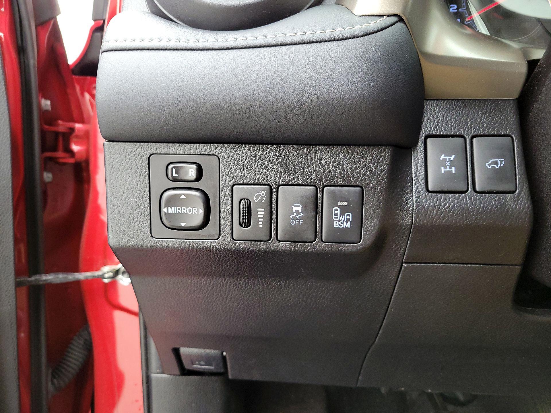 Thumbnail: 2015 Toyota RAV4 - 13