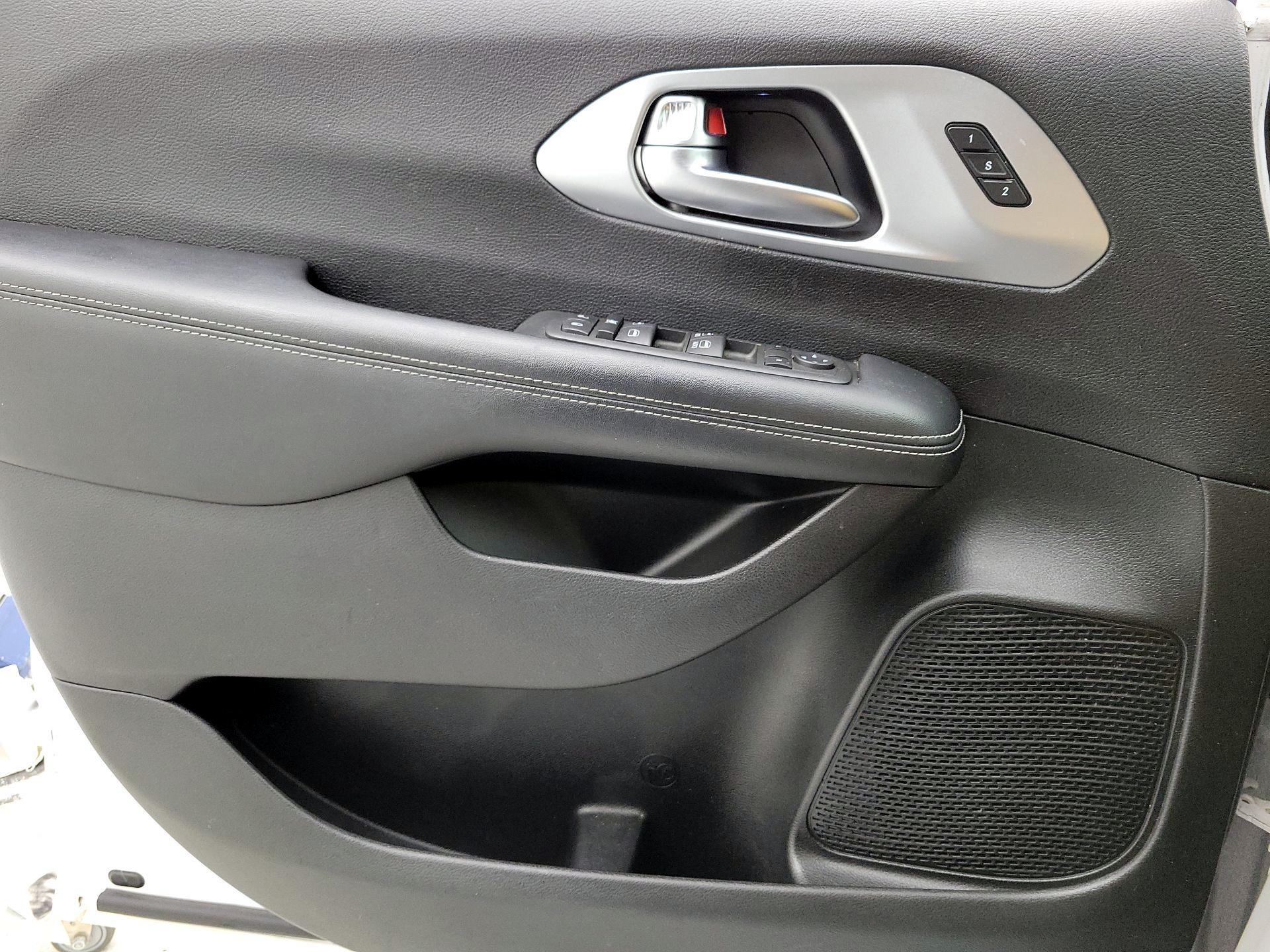 Thumbnail: 2022 Chrysler Pacifica - 12