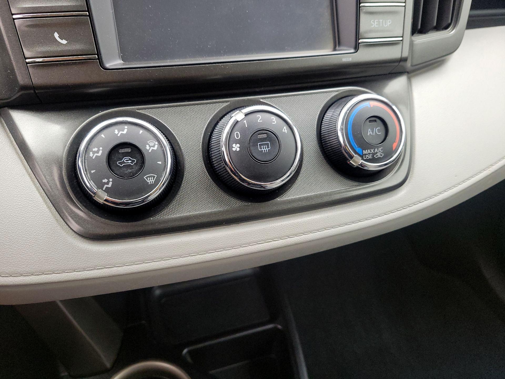 Thumbnail: 2015 Toyota RAV4 - 16