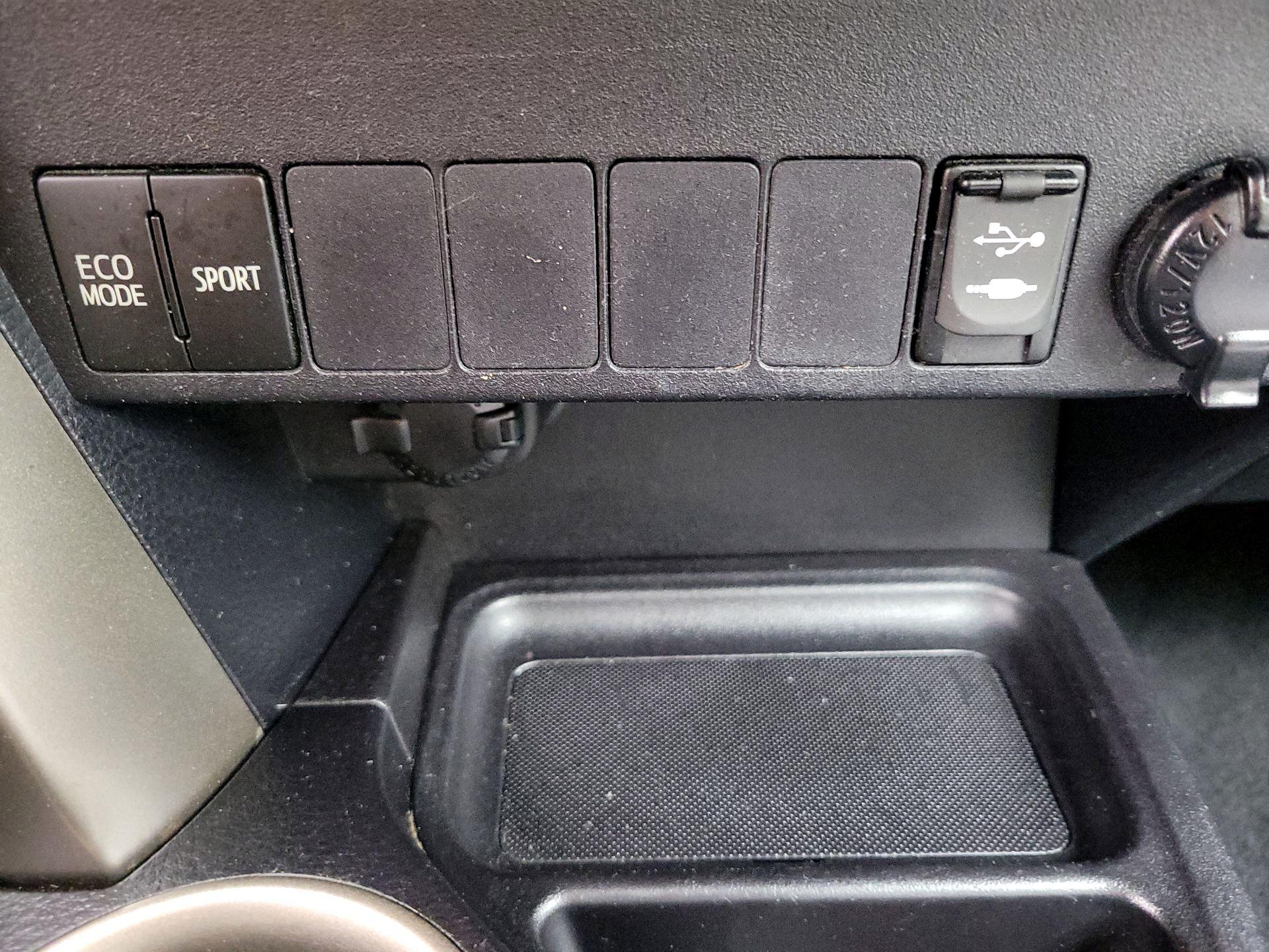 Thumbnail: 2015 Toyota RAV4 - 18