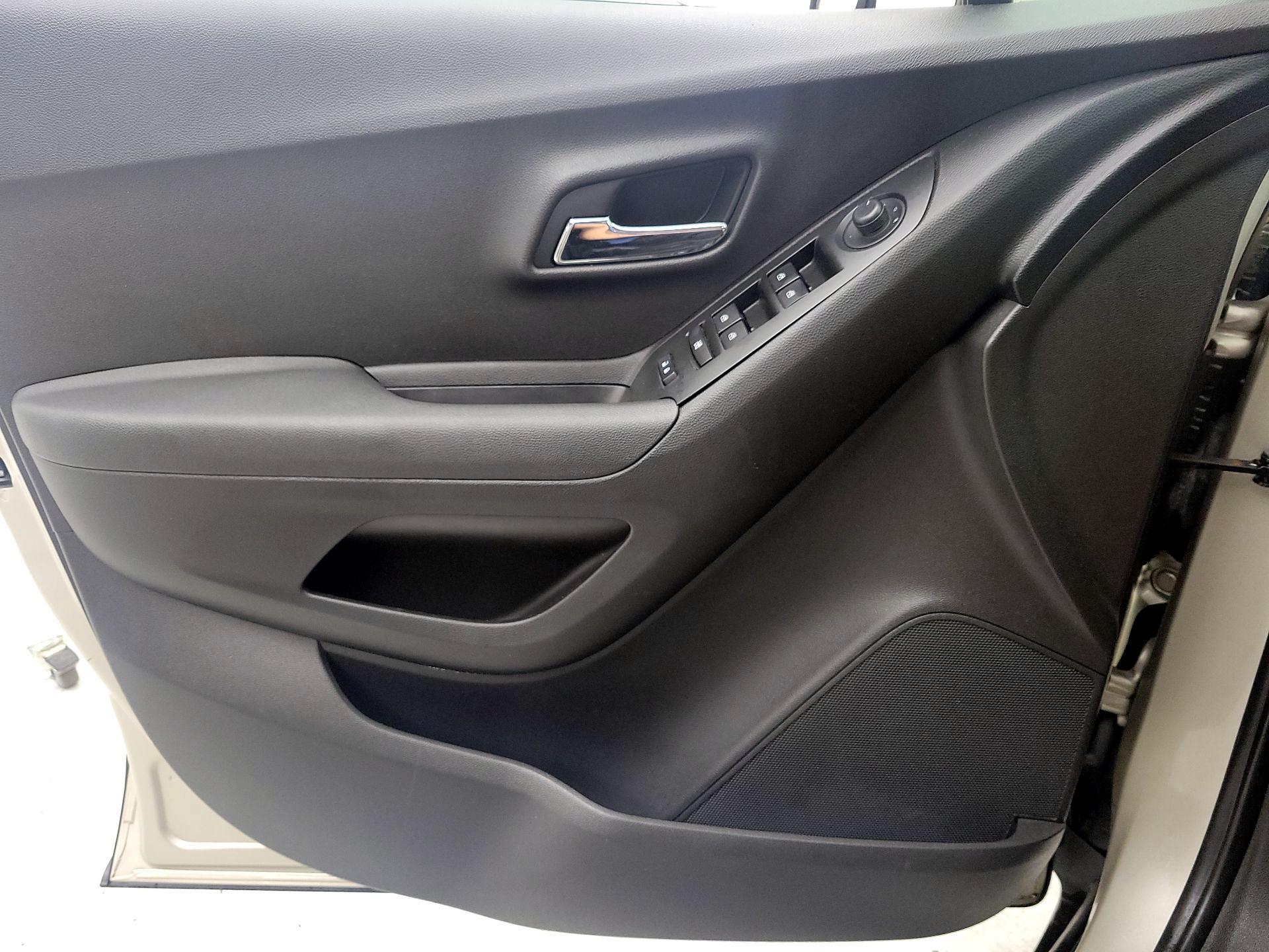 Thumbnail: 2016 Chevrolet Trax - 12
