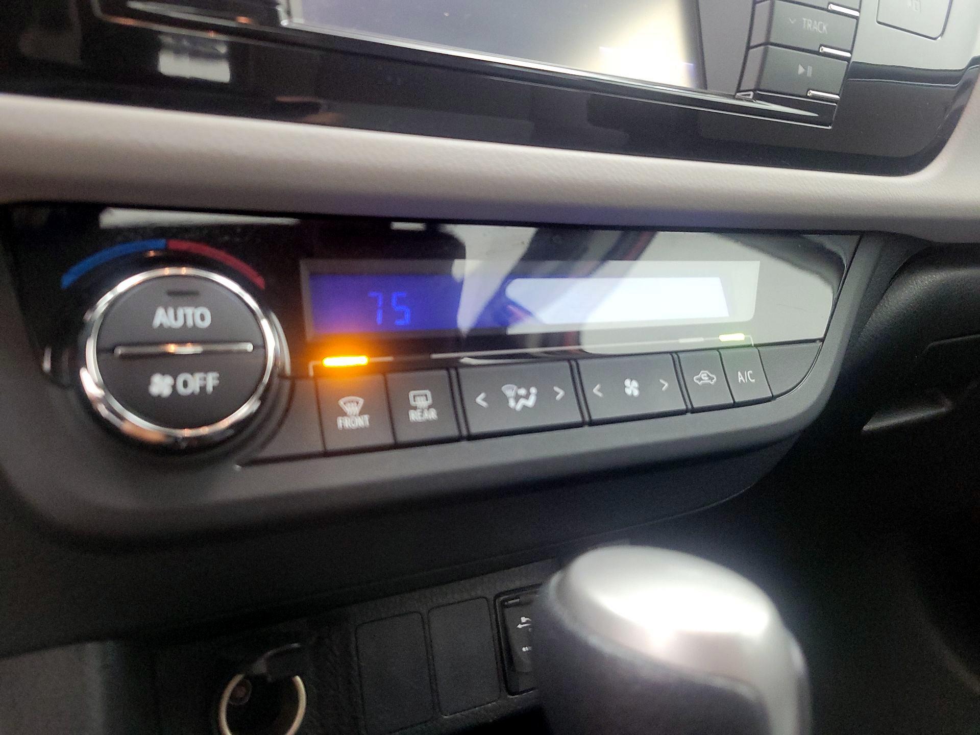 Thumbnail: 2016 Toyota Corolla - 16