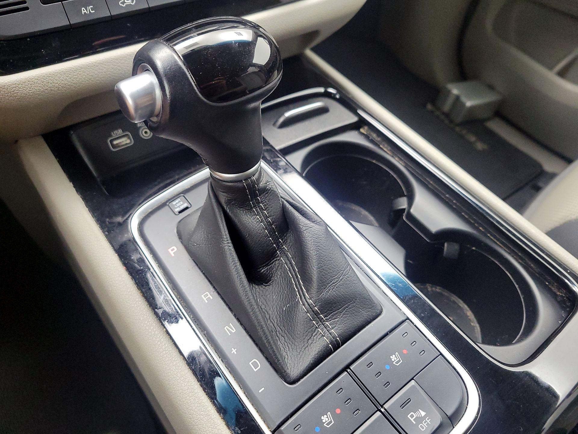 Thumbnail: 2015 Kia Sedona - 18