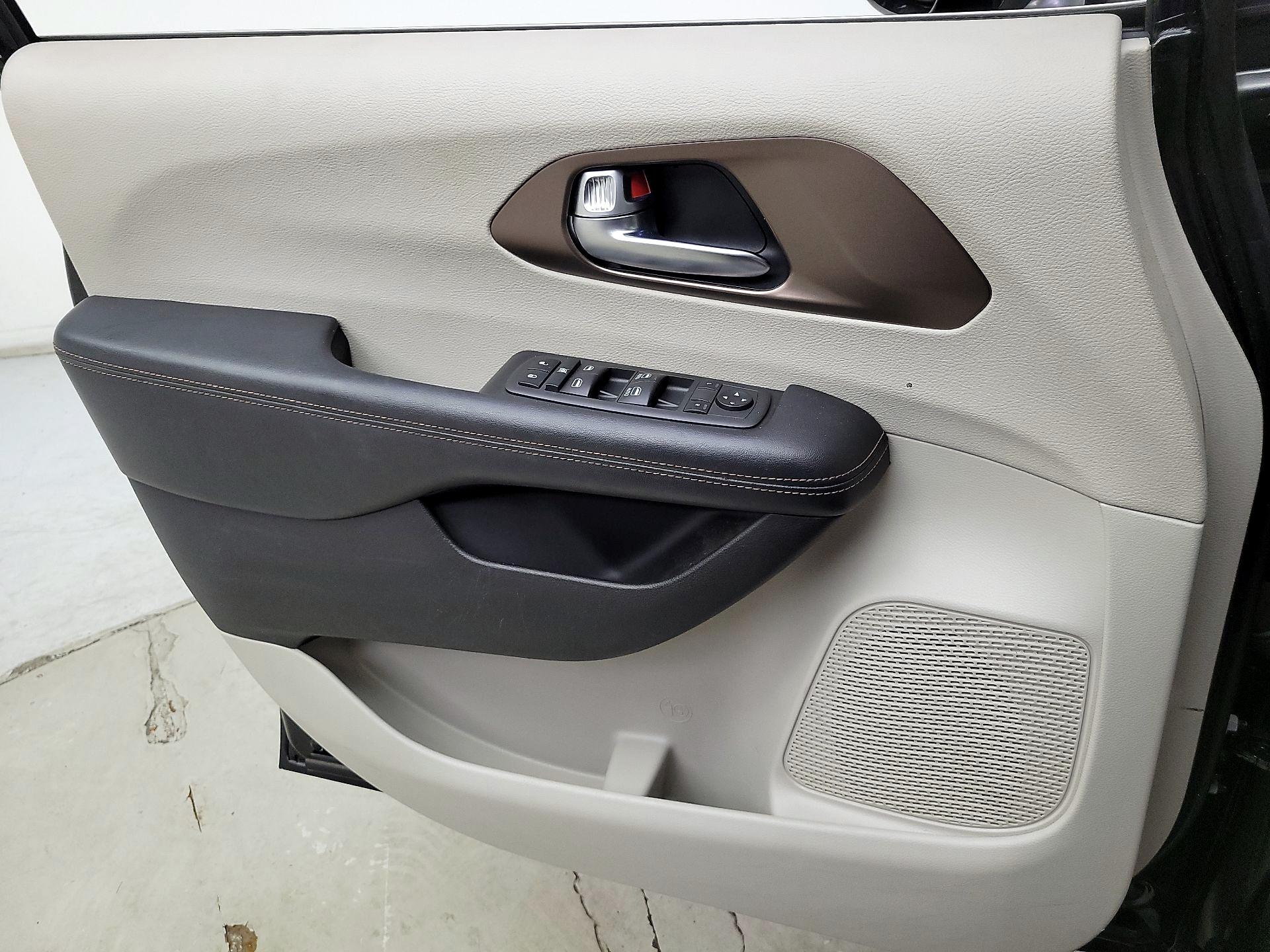 Thumbnail: 2019 Chrysler Pacifica - 12