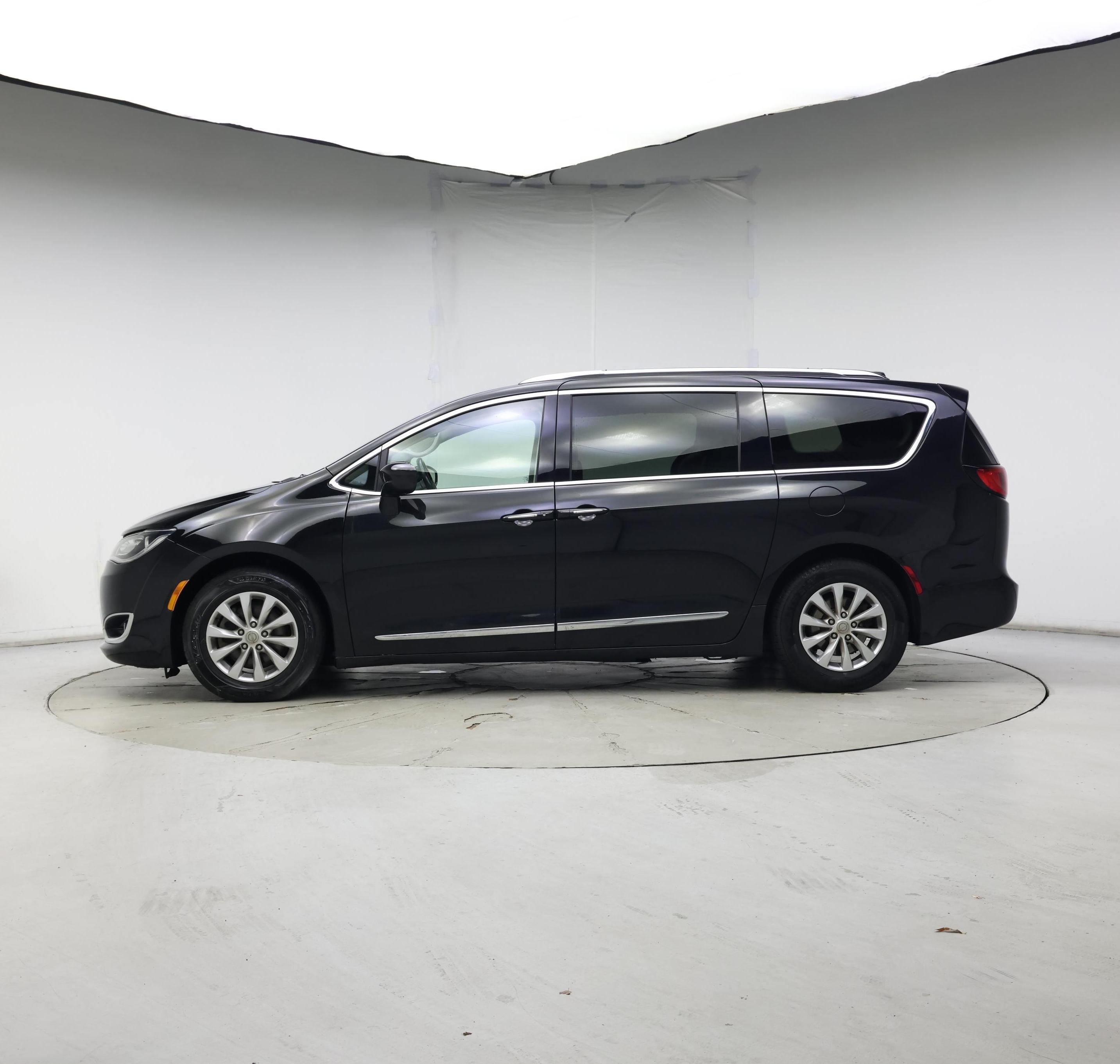 Thumbnail: 2019 Chrysler Pacifica - 3