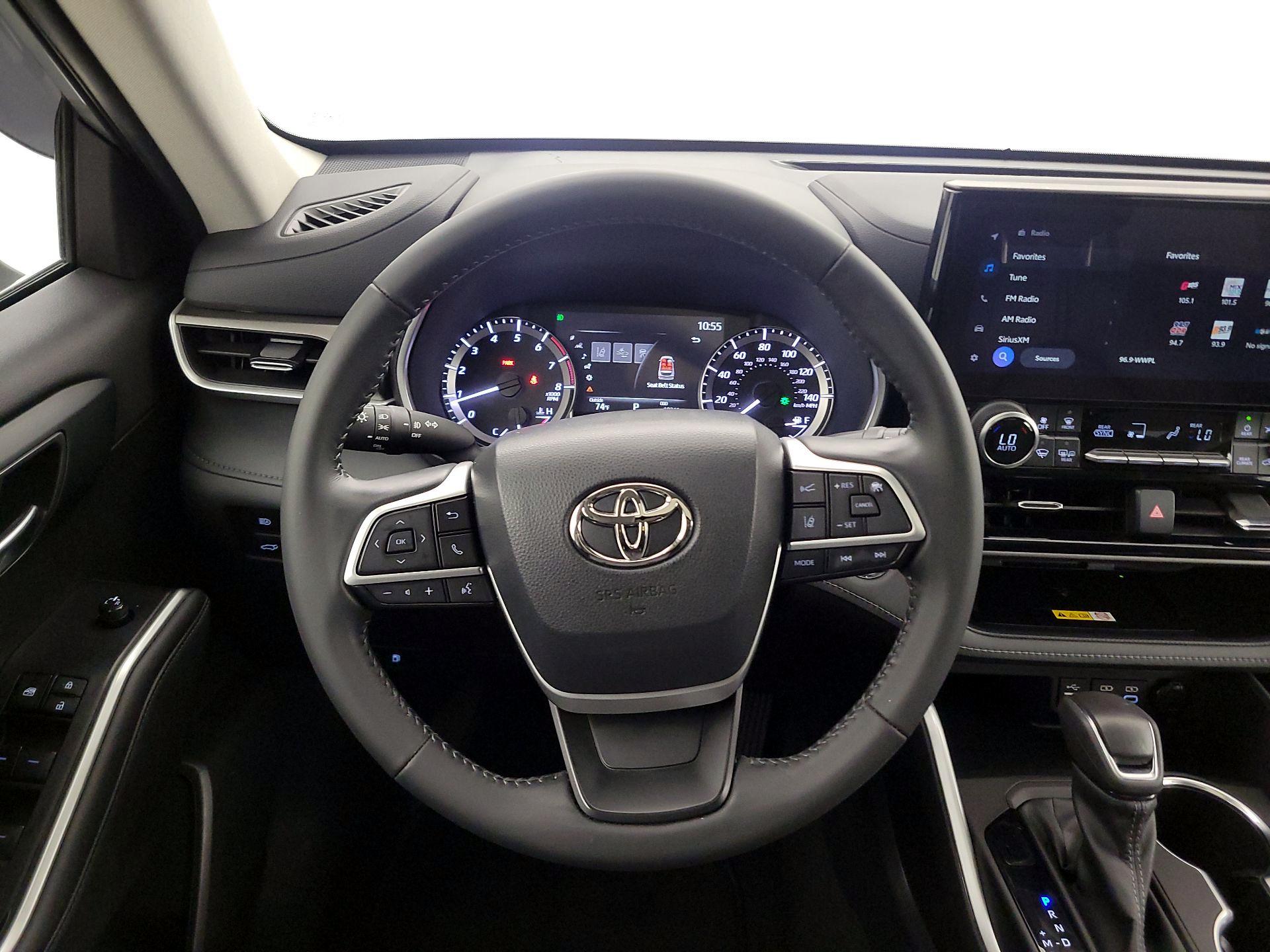 Thumbnail: 2023 Toyota Highlander - 10