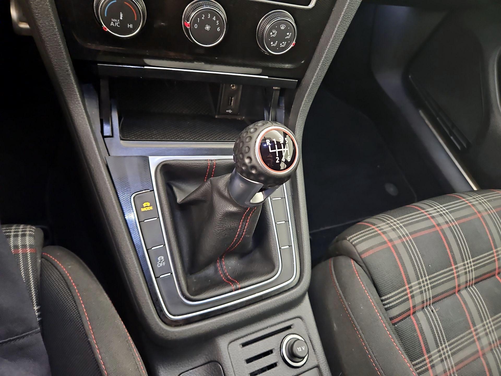 Thumbnail: 2017 Volkswagen Golf - 17