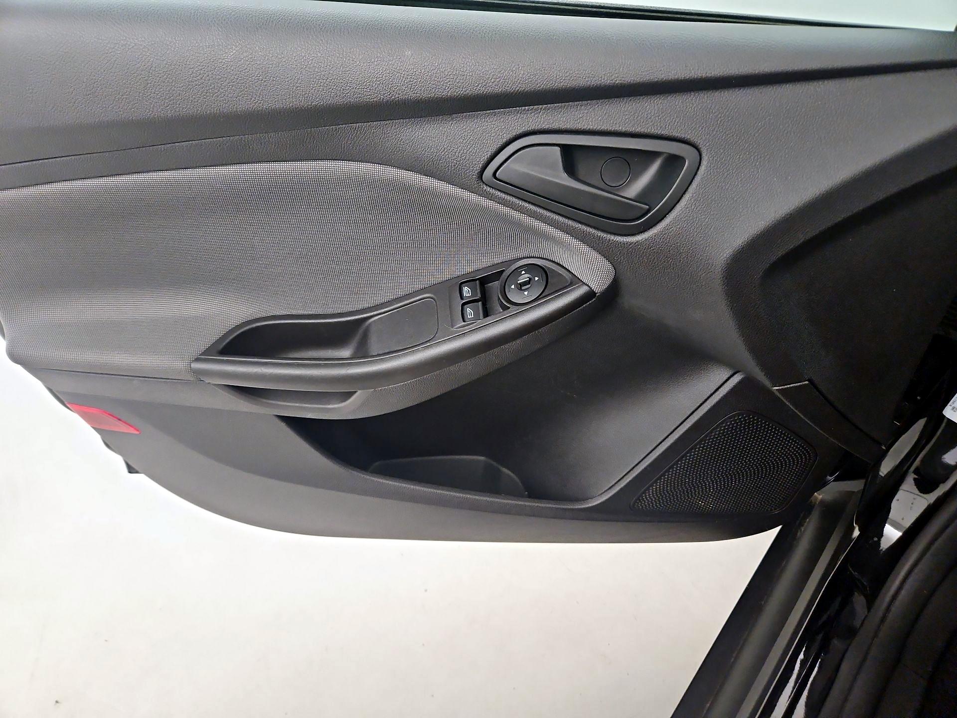 Thumbnail: 2014 Ford Focus - 12
