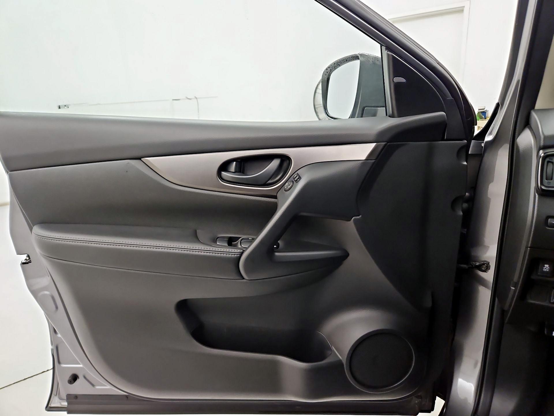 Thumbnail: 2020 Nissan Rogue Sport - 12