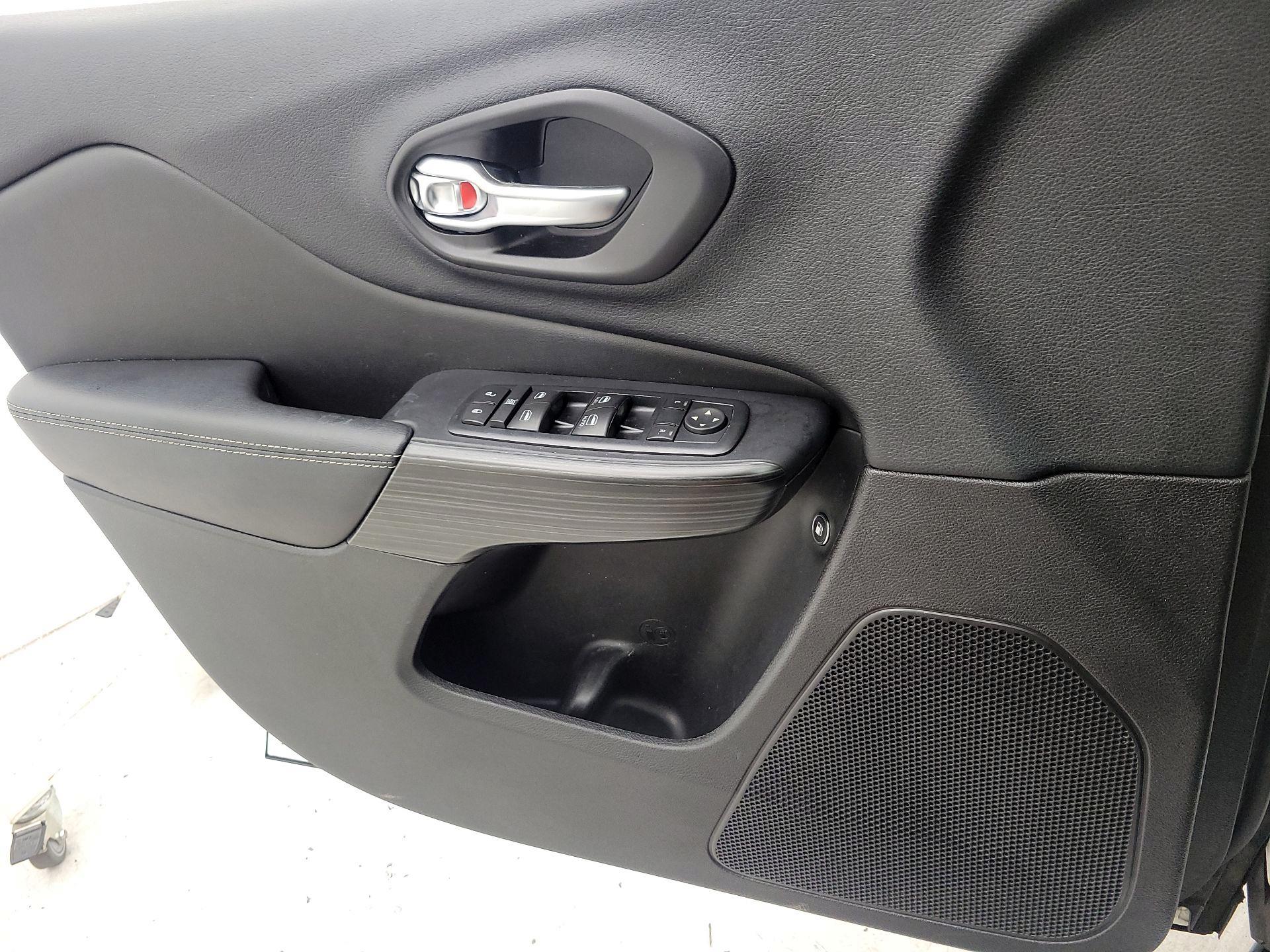 Thumbnail: 2016 Jeep Cherokee - 12