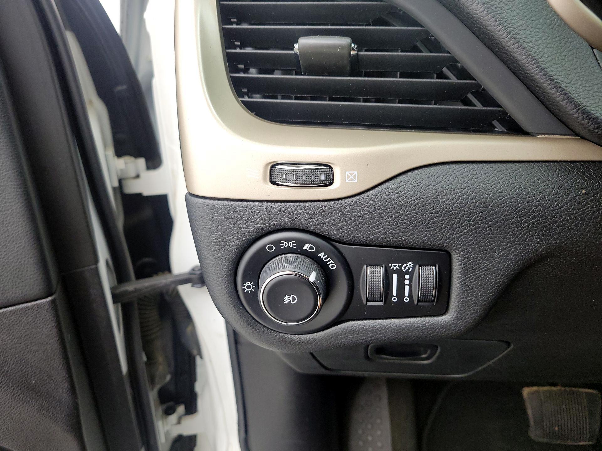 Thumbnail: 2016 Jeep Cherokee - 13