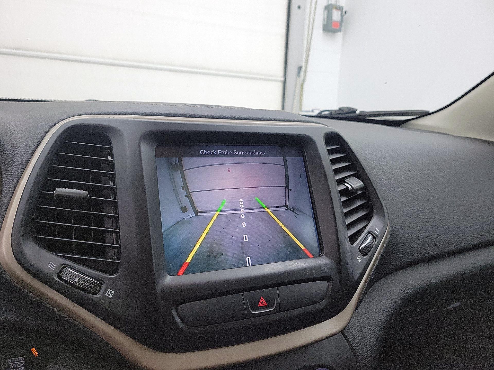 Thumbnail: 2016 Jeep Cherokee - 14