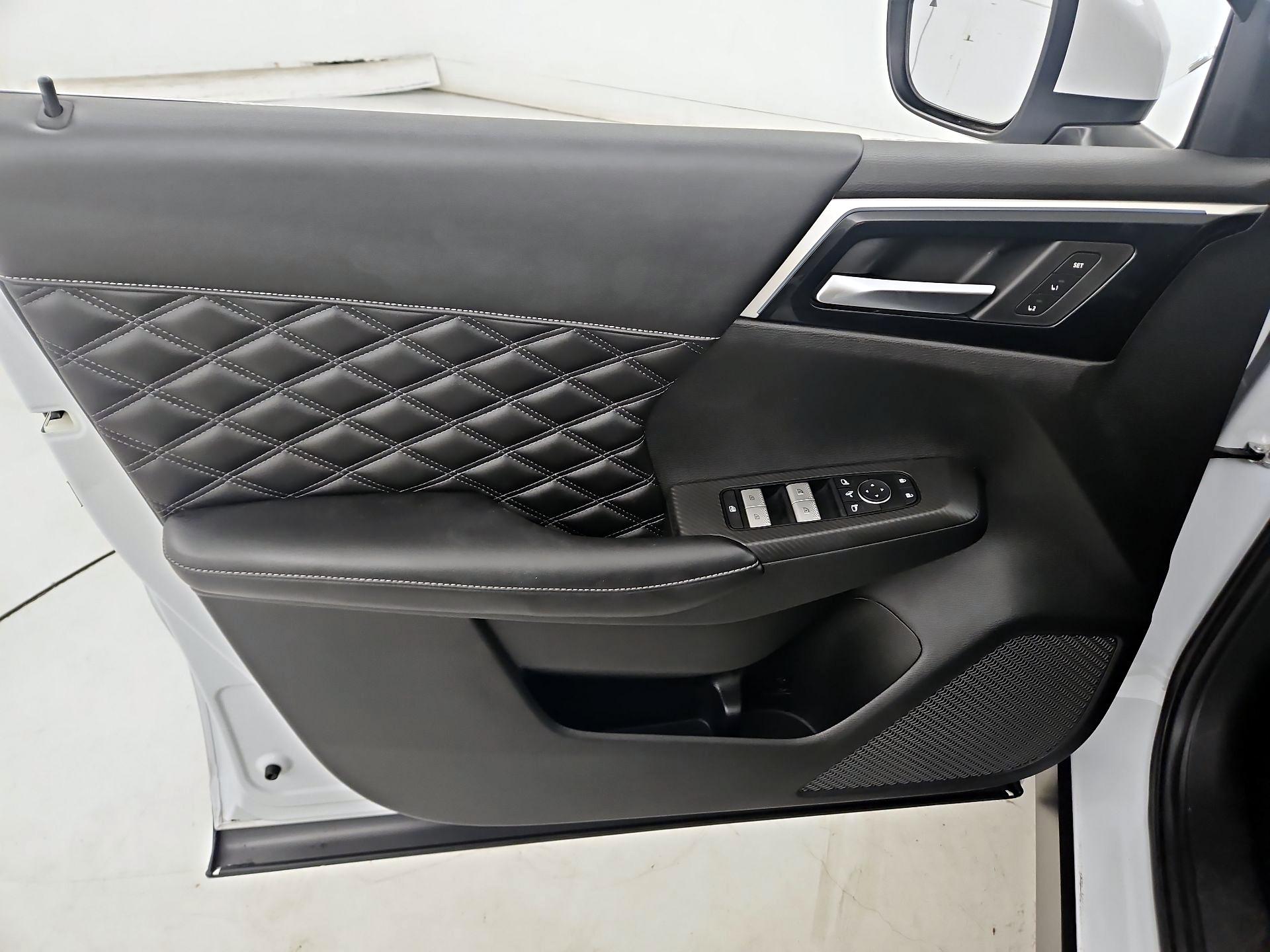 Thumbnail: 2022 Mitsubishi Outlander - 12