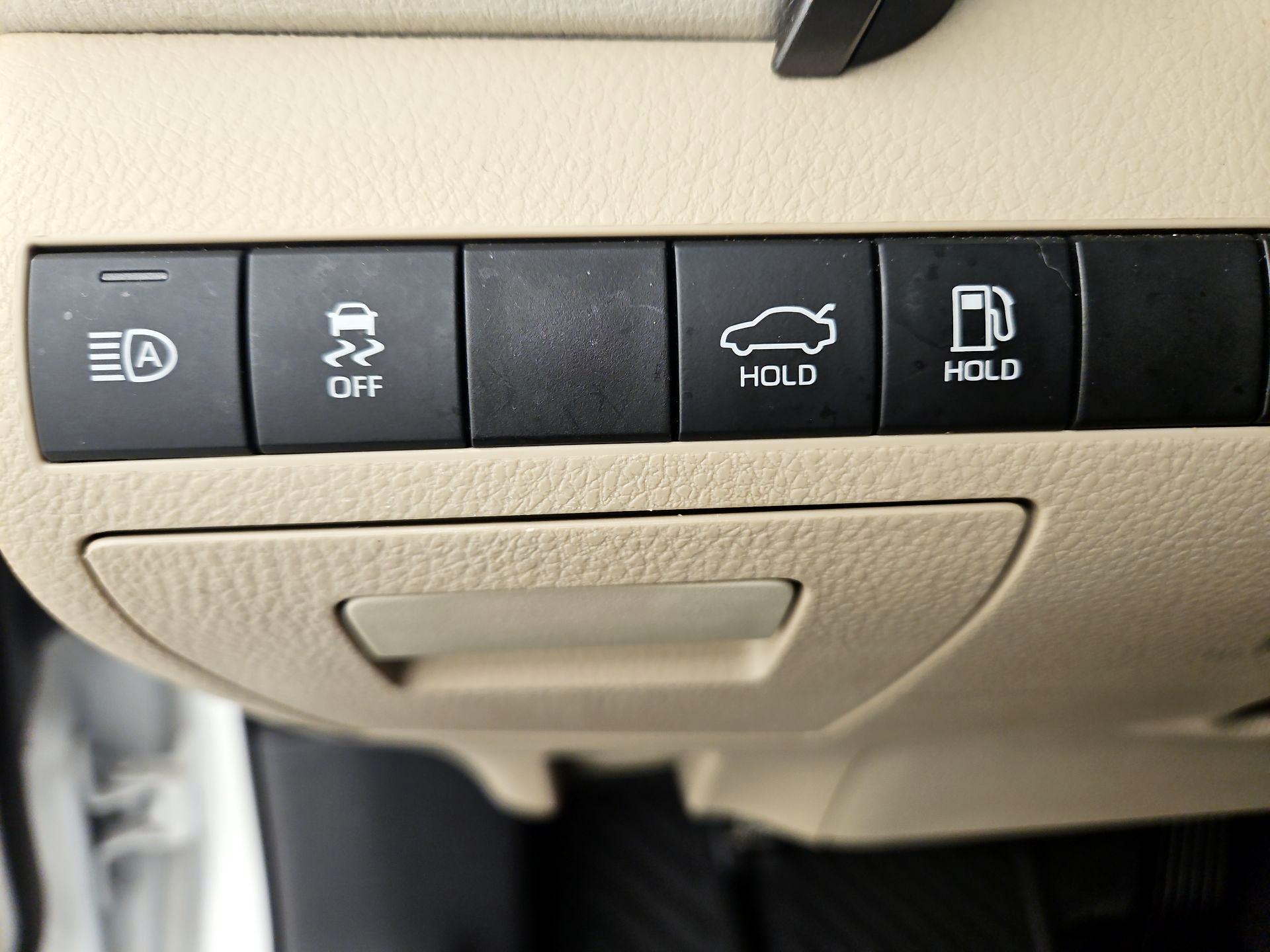 Thumbnail: 2019 Toyota Camry - 13